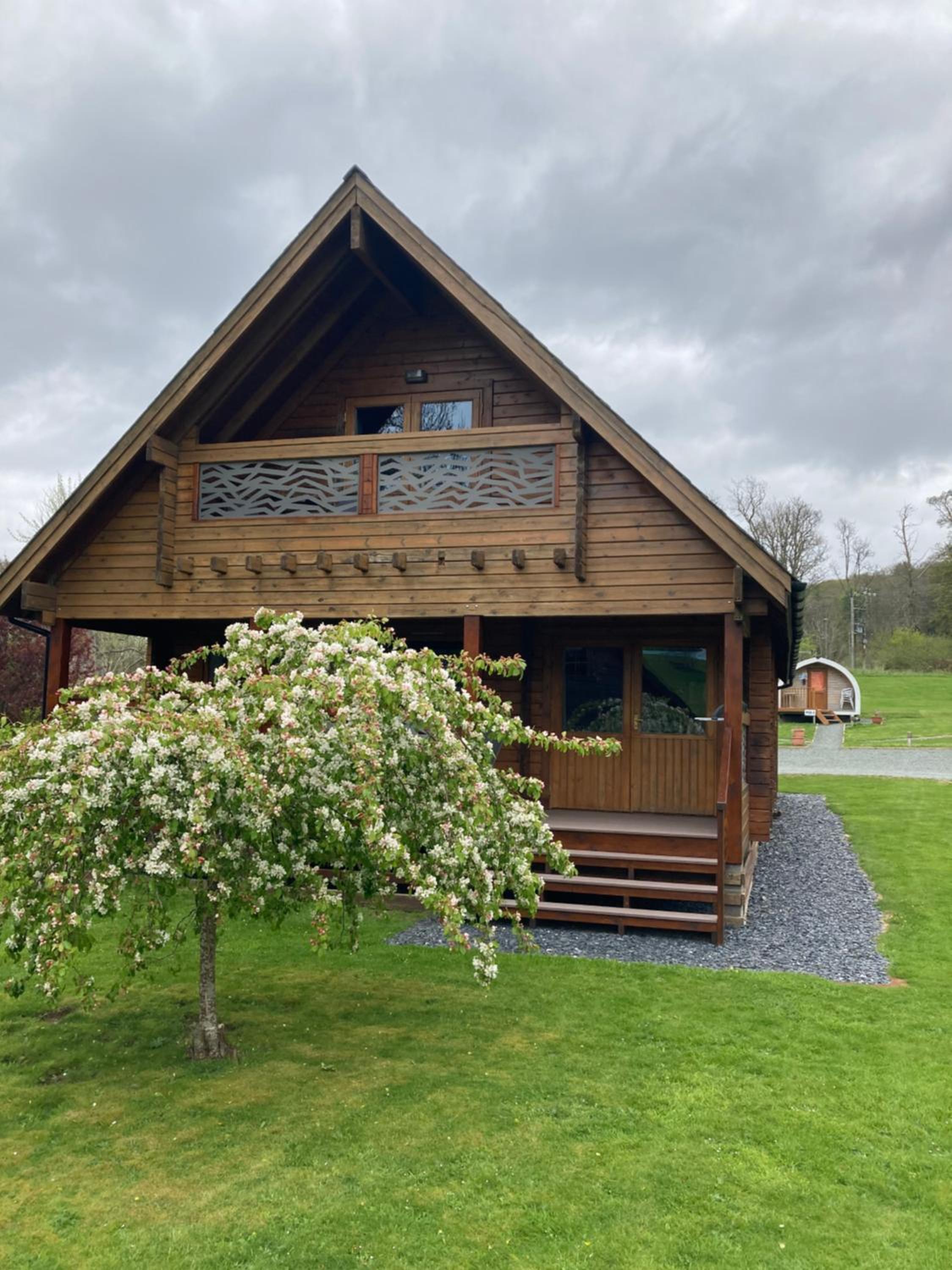 Luxury 3 bedroom, 3 bathroom lodge with hot tub view 2
