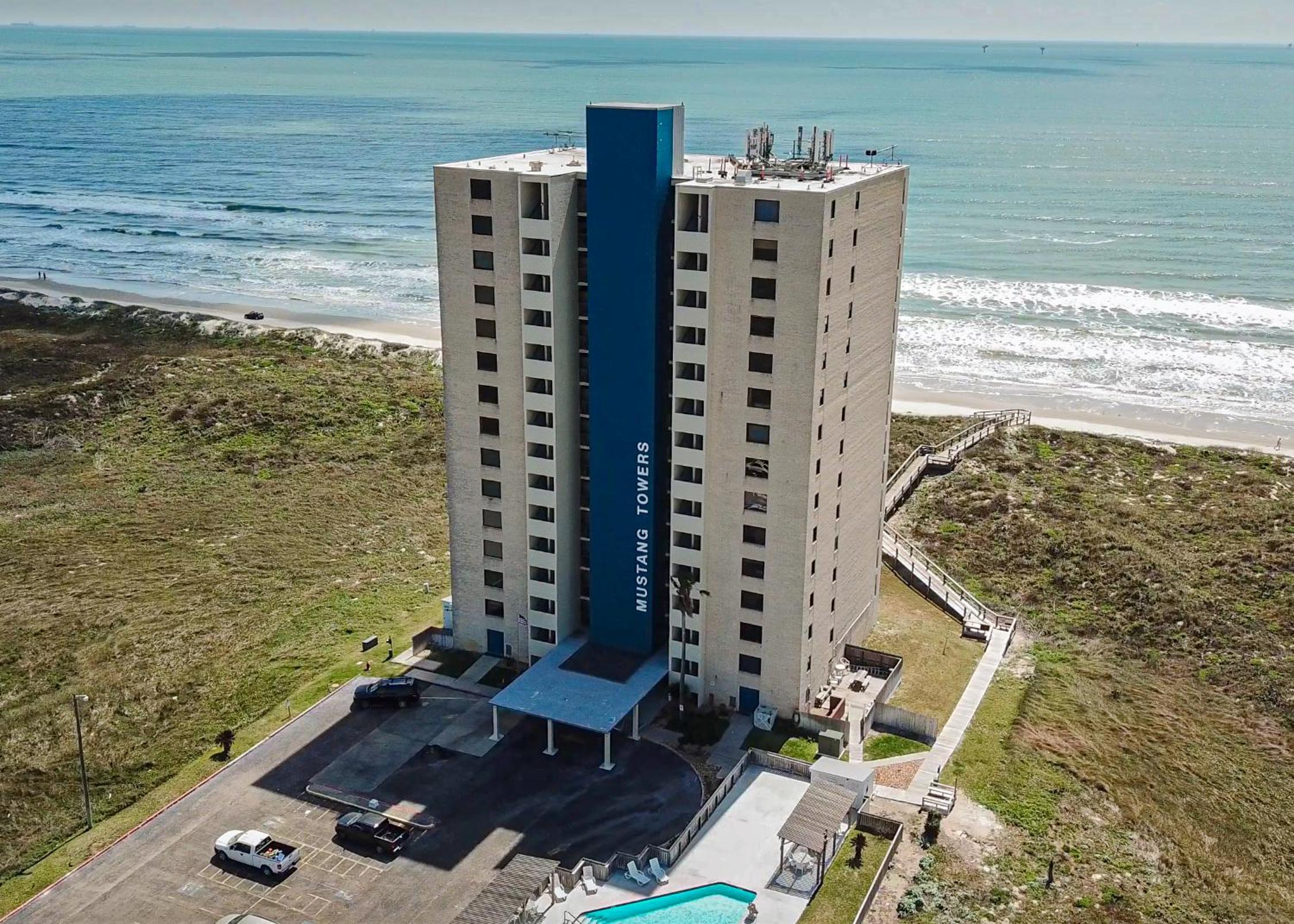 MT1004 Beautiful Newly Remodeled Condo with Gulf Views, Beach Boardwalk and Communal Pool Hot Tub view 3