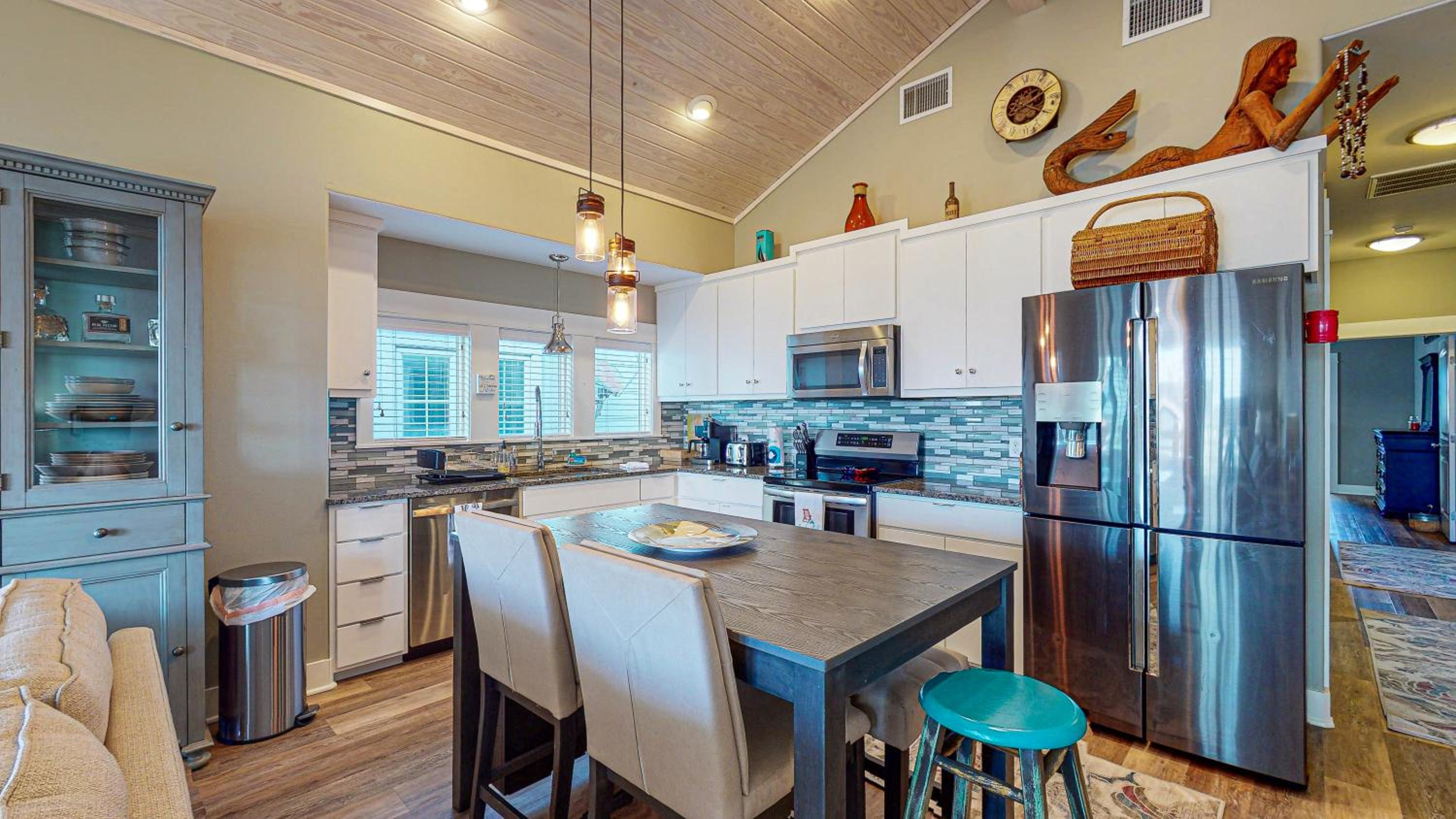 PB111B Unique Townhome, 2 Bedroom and Shared Grills view 3