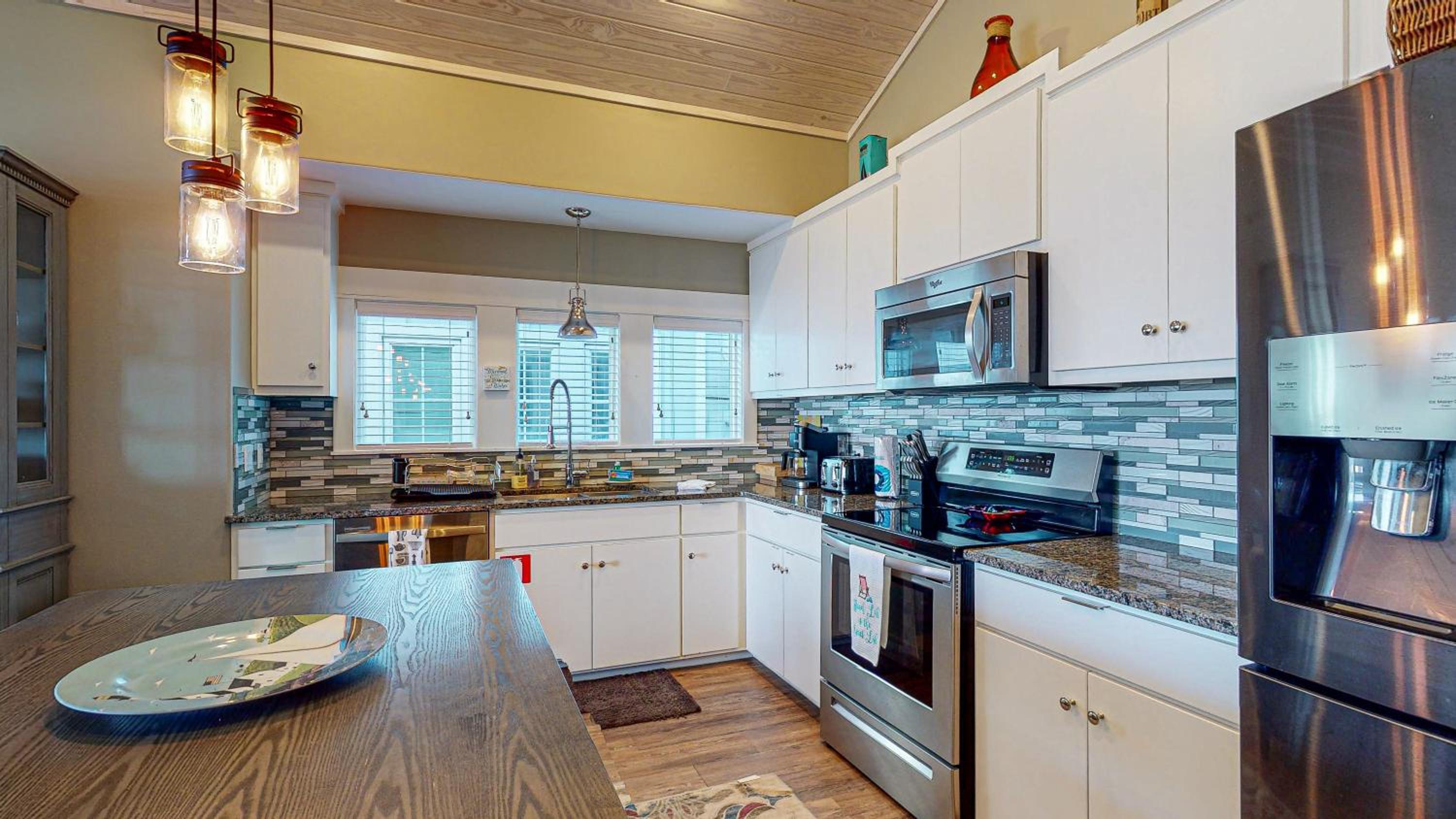 PB111B Unique Townhome, 2 Bedroom and Shared Grills view 4