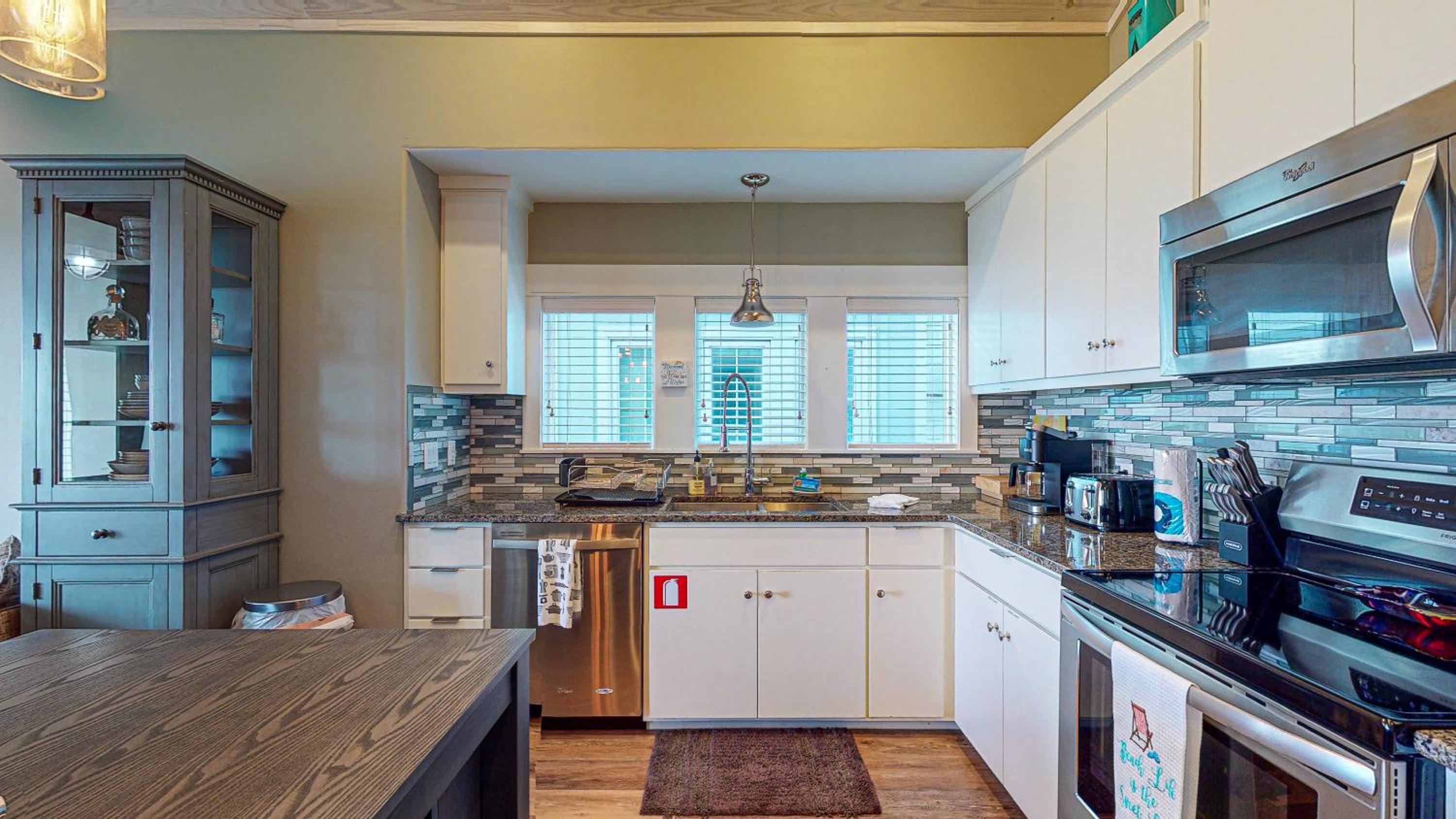 PB111B Unique Townhome, 2 Bedroom and Shared Grills view 5