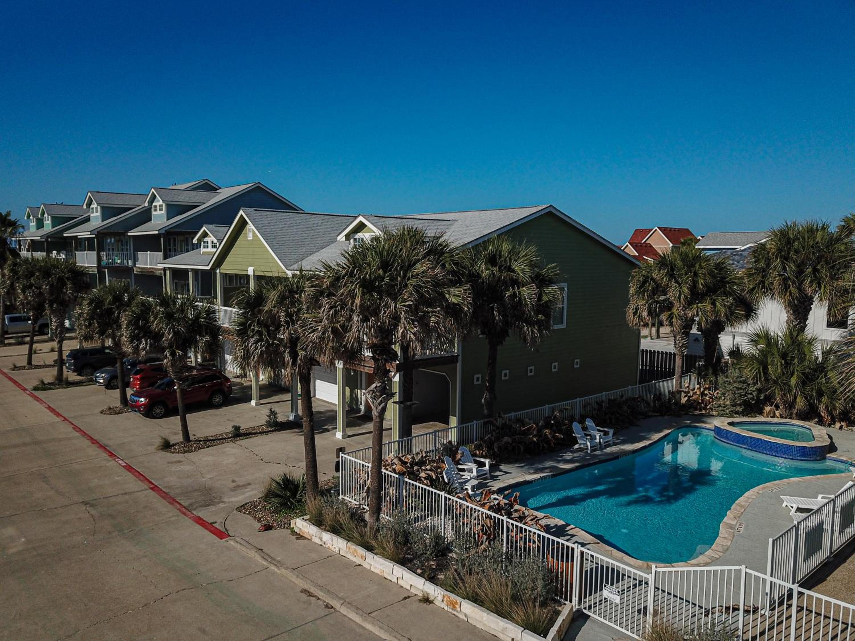 SHC1 3BR Townhome, Near Beach, Shared Heated Pool, 3 Balconies view 4