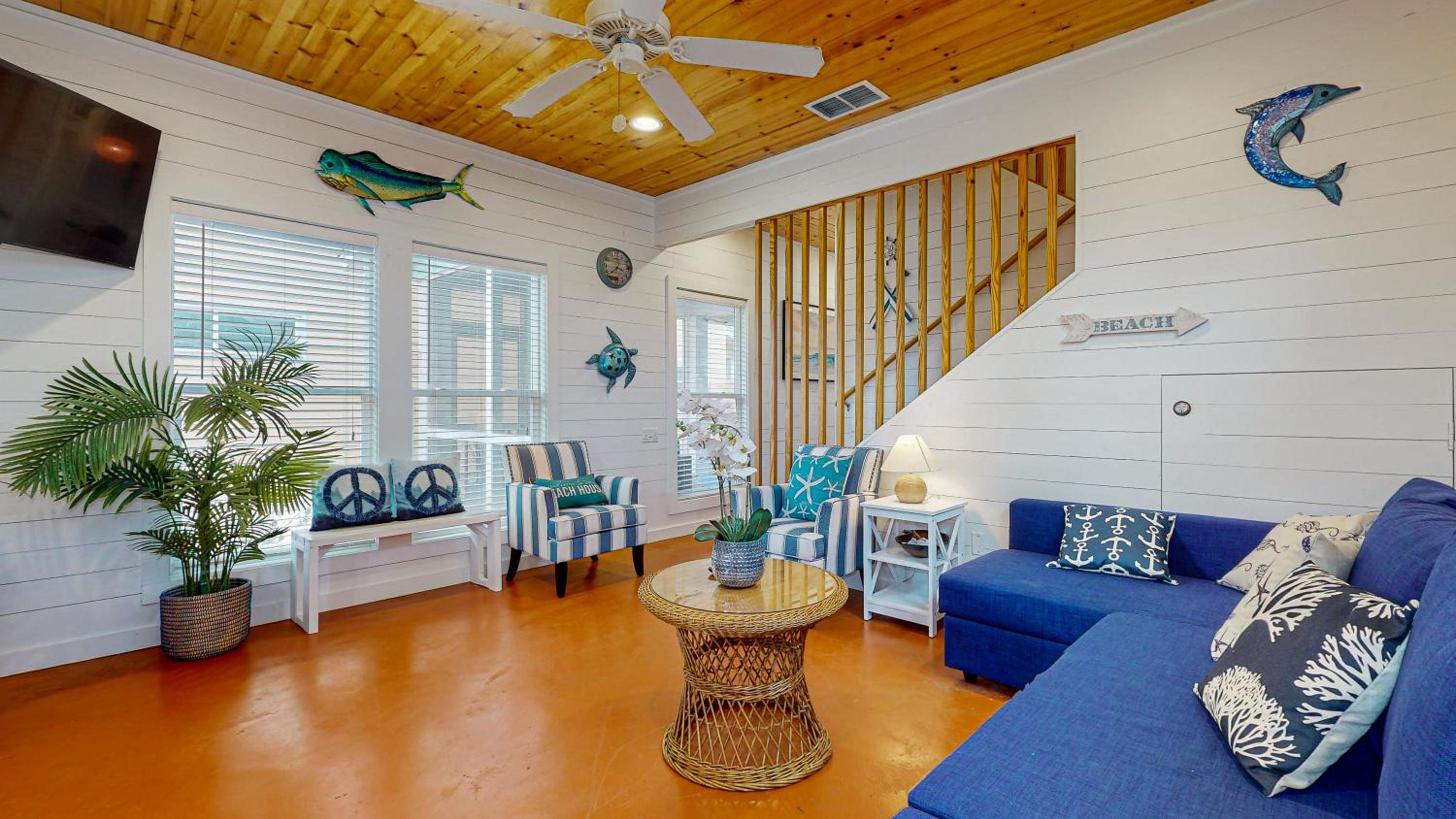RP10 Unique Beach House, Screened in Porch, Shared Pool, Ample Parking, Outdoor Seating view 3