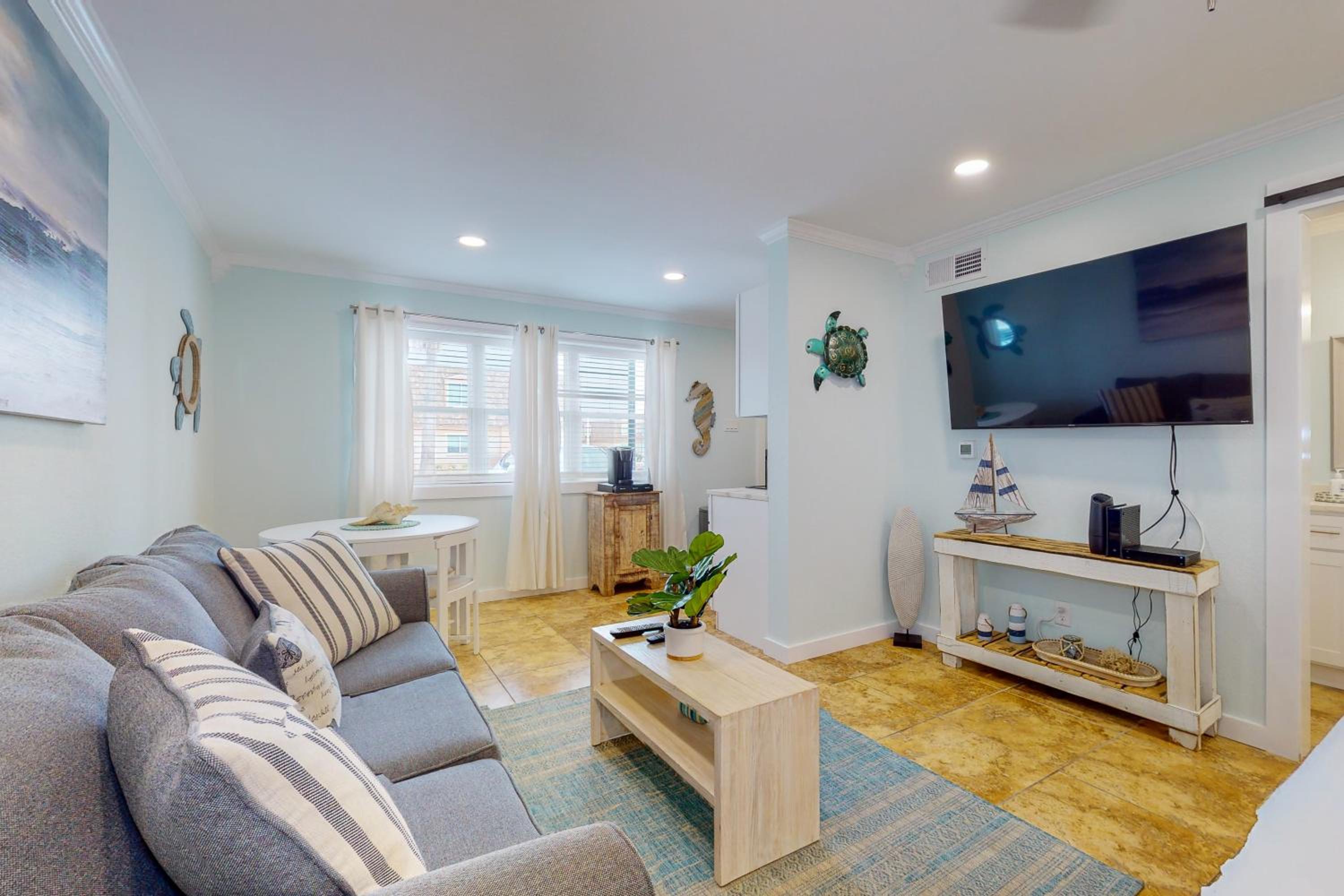 IR5 1st Floor Studio Condo, 2 Shared Pools, Boardwalks to Beach view 4