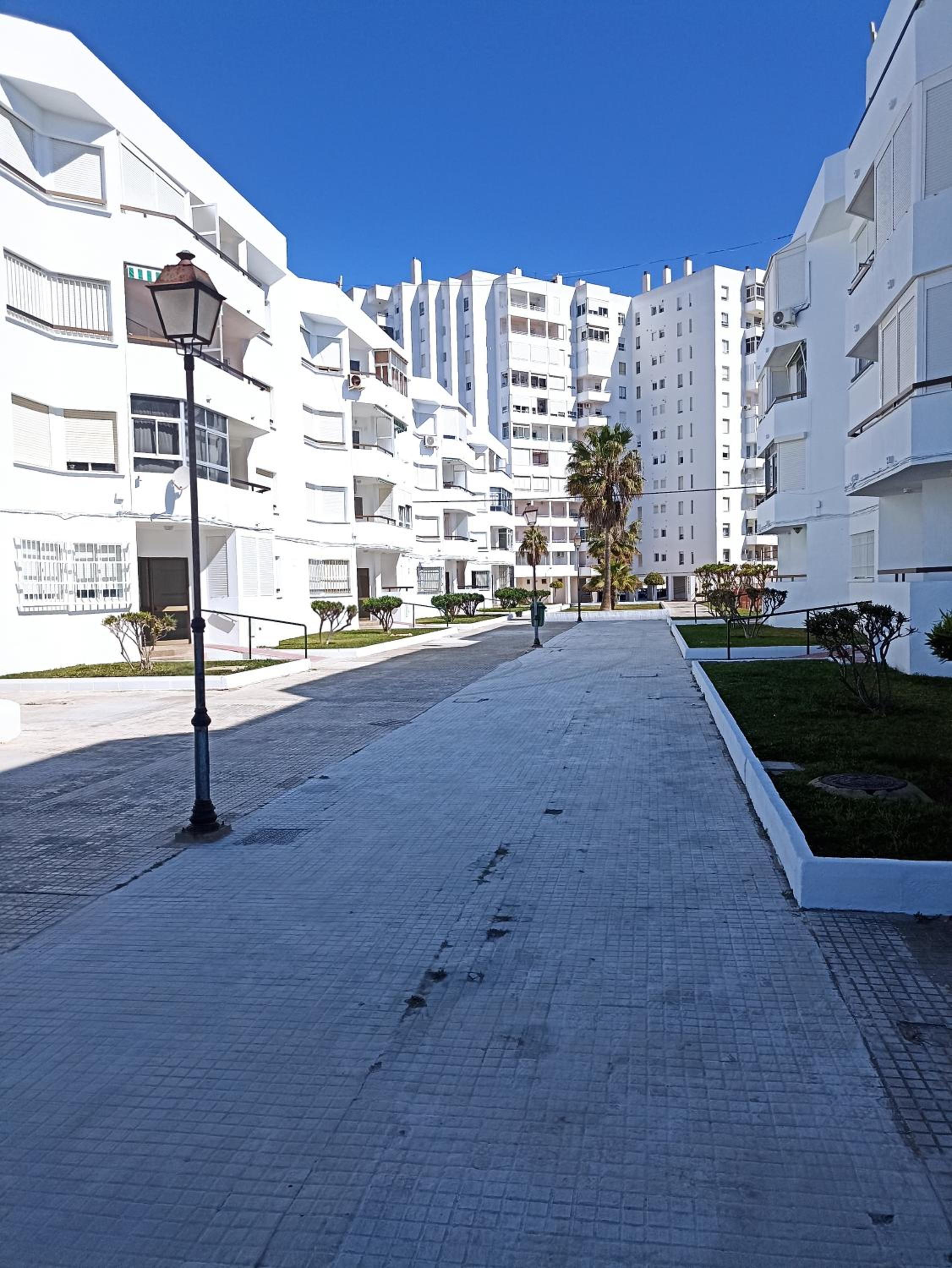 Apartamento Bajo en Valdelagrana, Primera Línea de Playa