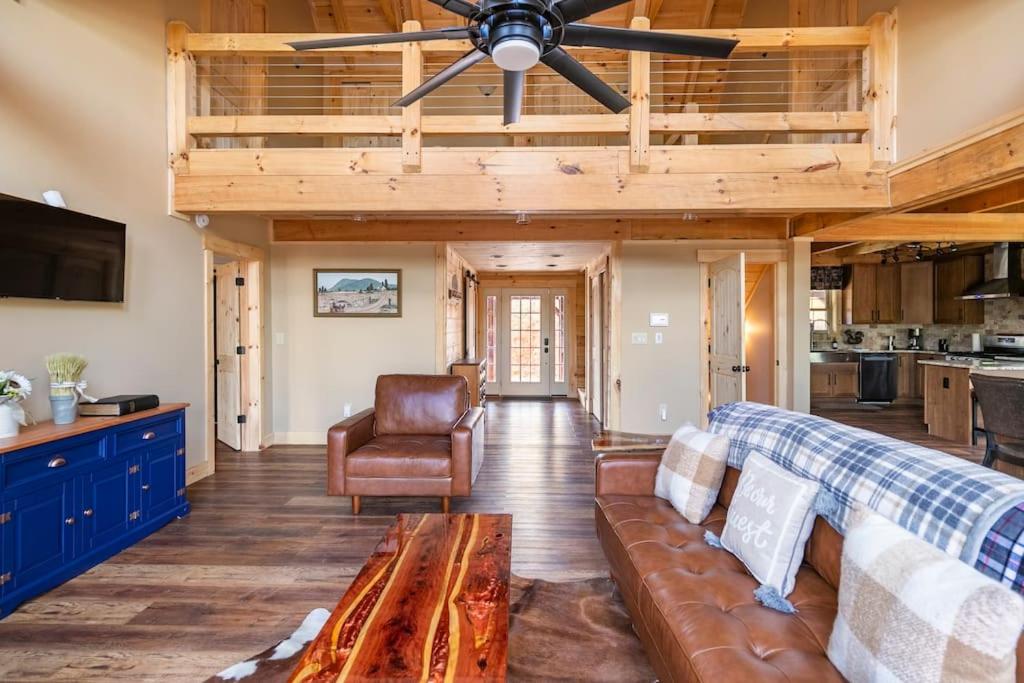 Secluded Dog Friendly Mountain Getaway Bar Hot Tub view 2