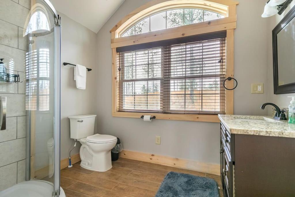 Secluded Dog Friendly Mountain Getaway Bar Hot Tub view 4
