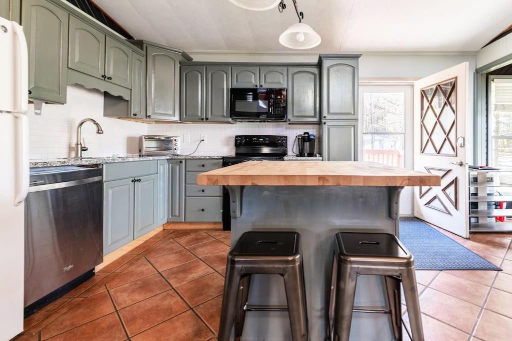 Waterfront Stagshead Lakehouse at Lake Arrowhead