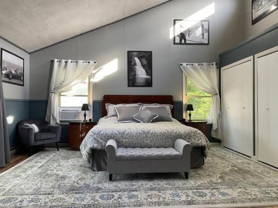 Waterfront Stagshead Lakehouse at Lake Arrowhead