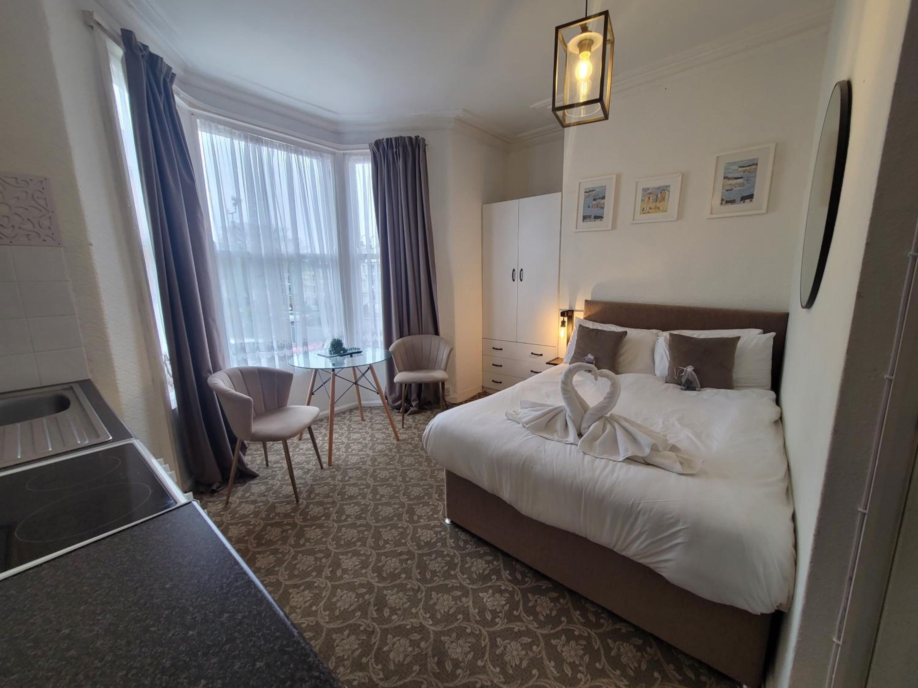 Seaside ground floor flat WIFI & FREE parking view 5