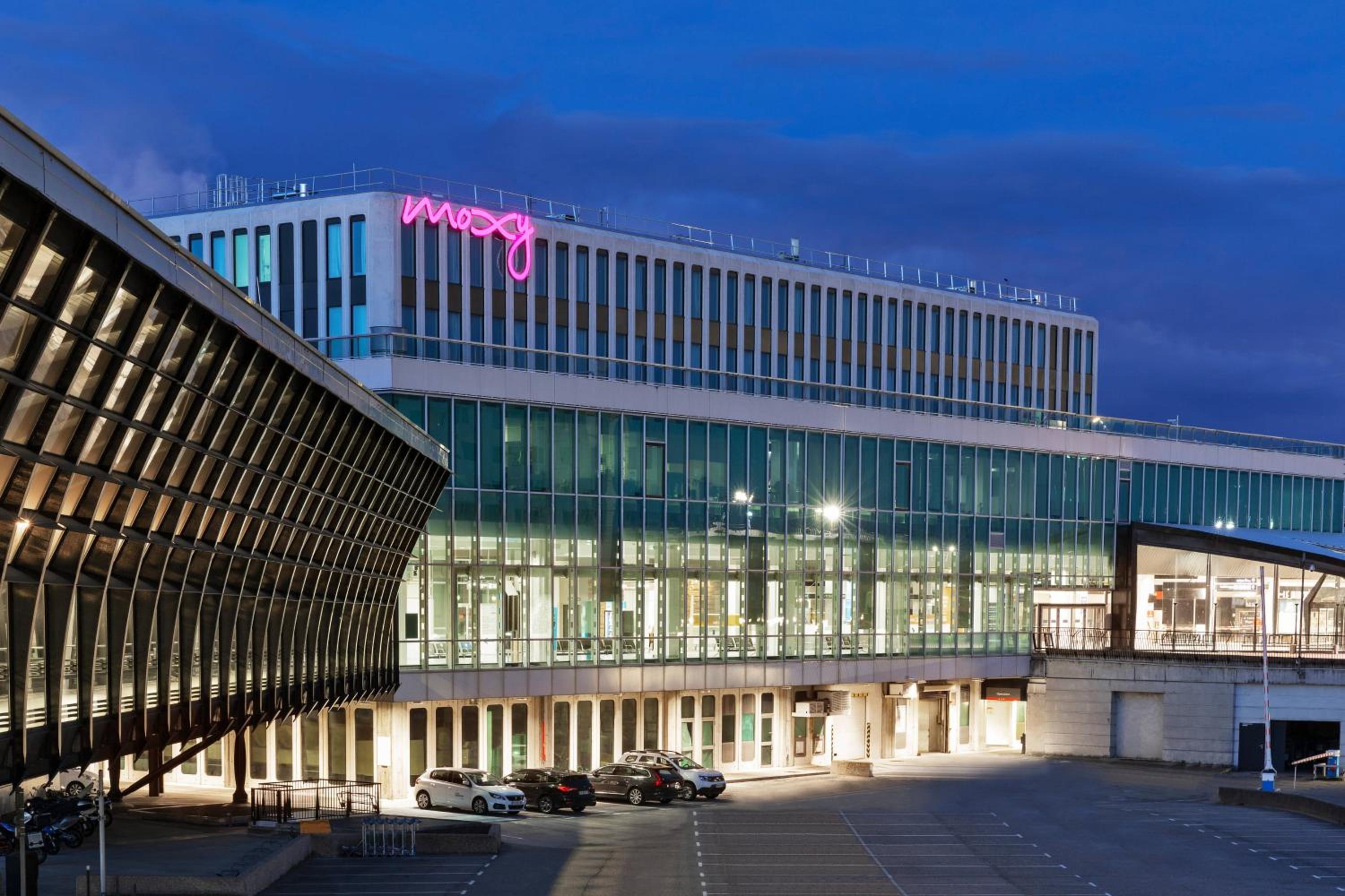 Hotel Moxy Lyon Airport - Image 1