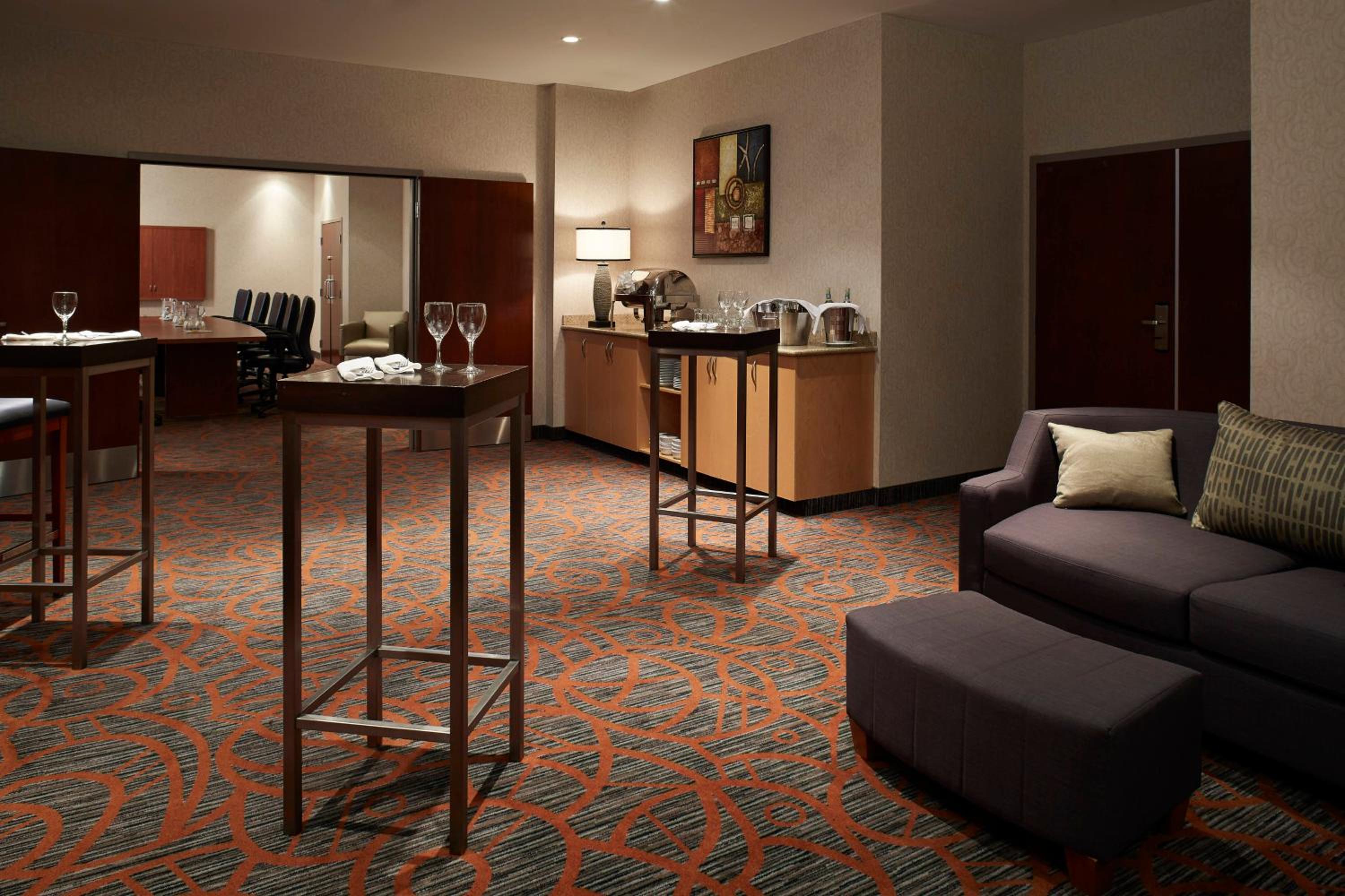 Courtyard by Marriott Montreal Airport - Property Image 7