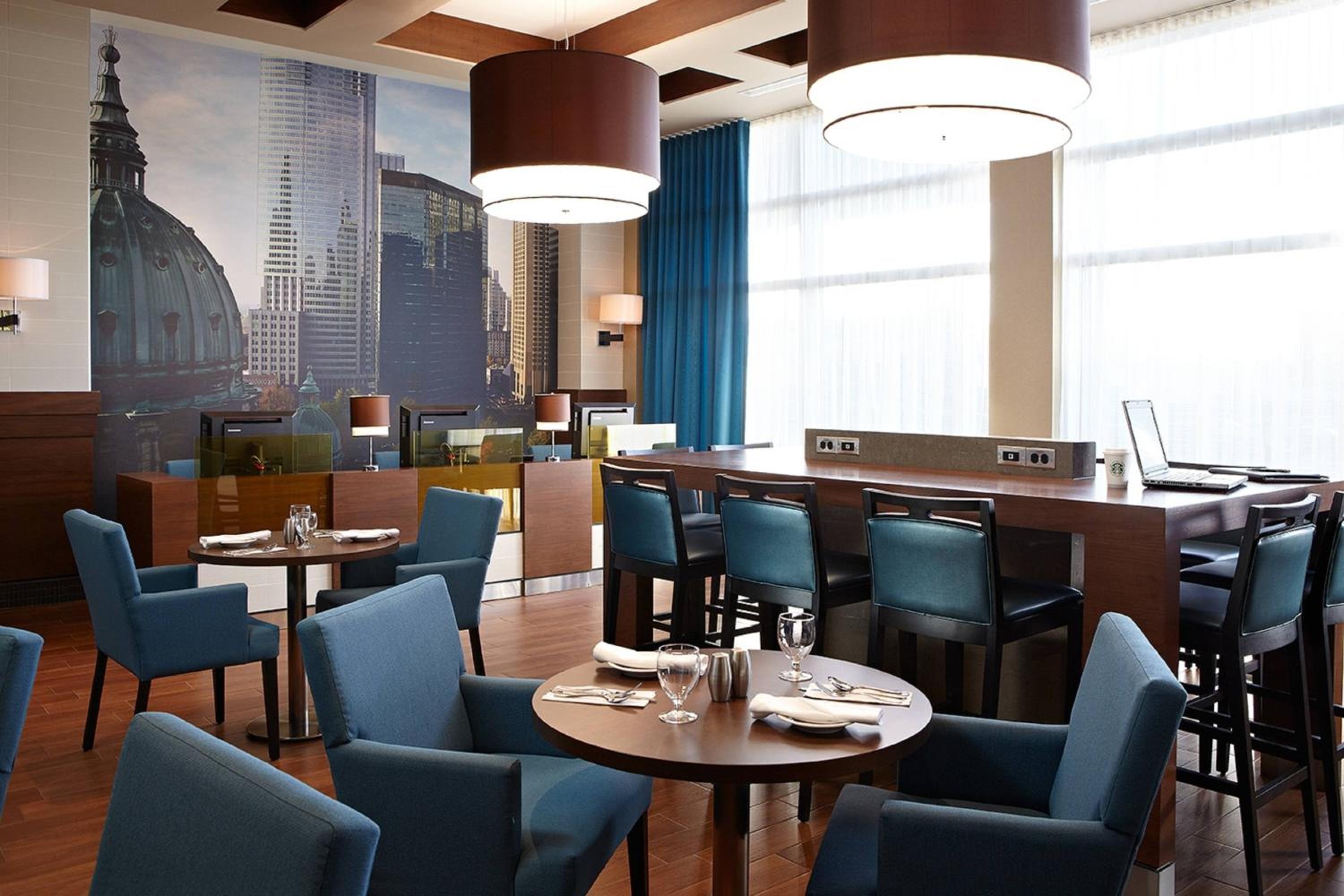 Courtyard by Marriott Montreal Airport - Property Image 10