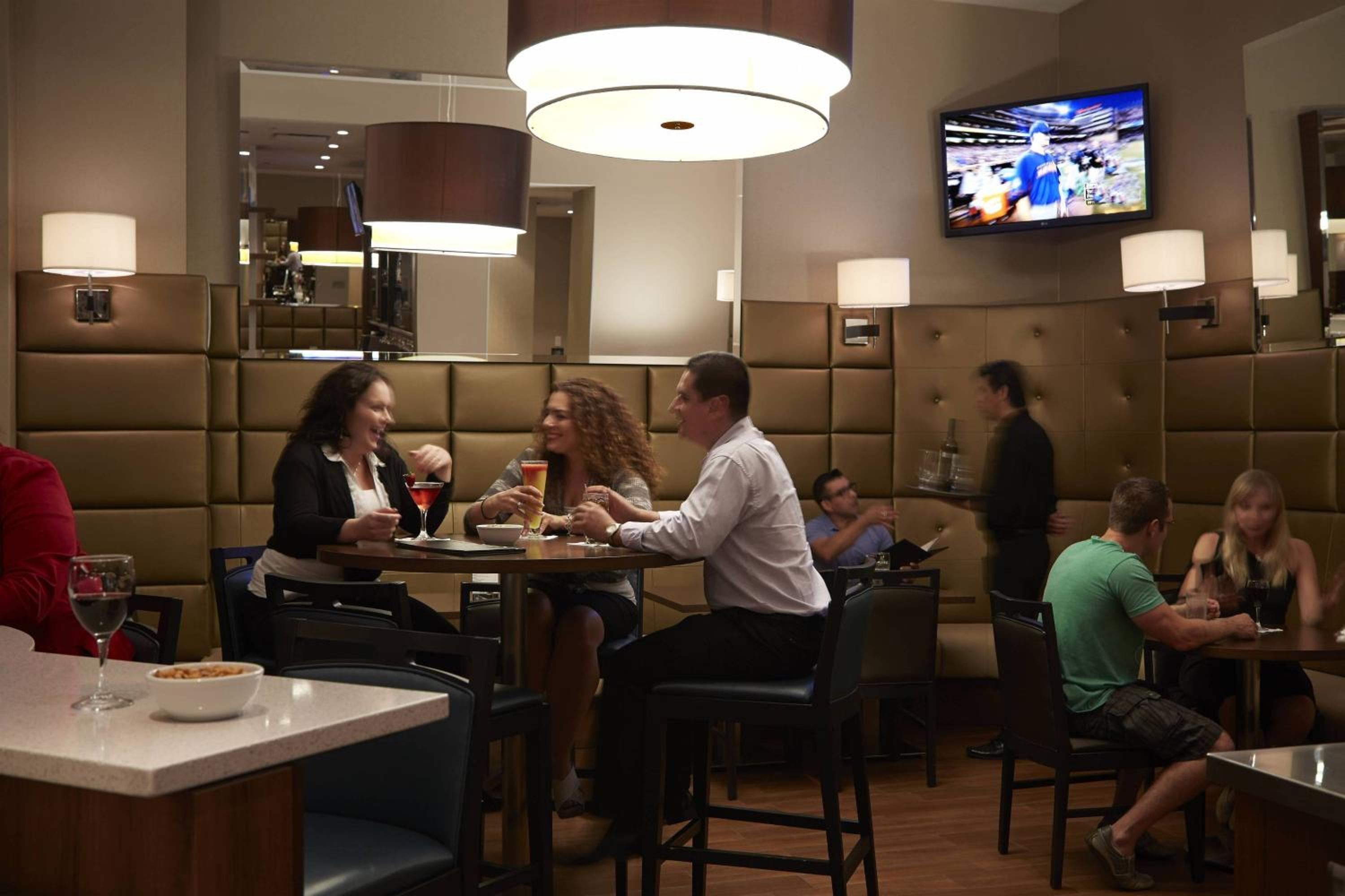 Courtyard by Marriott Montreal Airport - Property Image 12