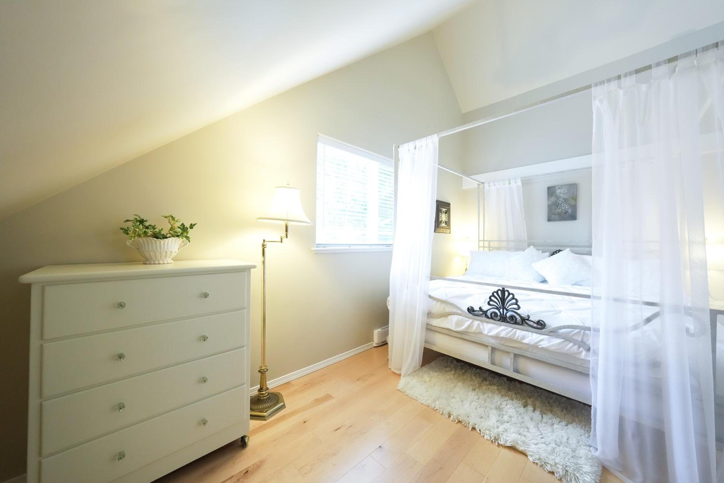 Sea and Cedar Retreat-a home in a tranquil setting