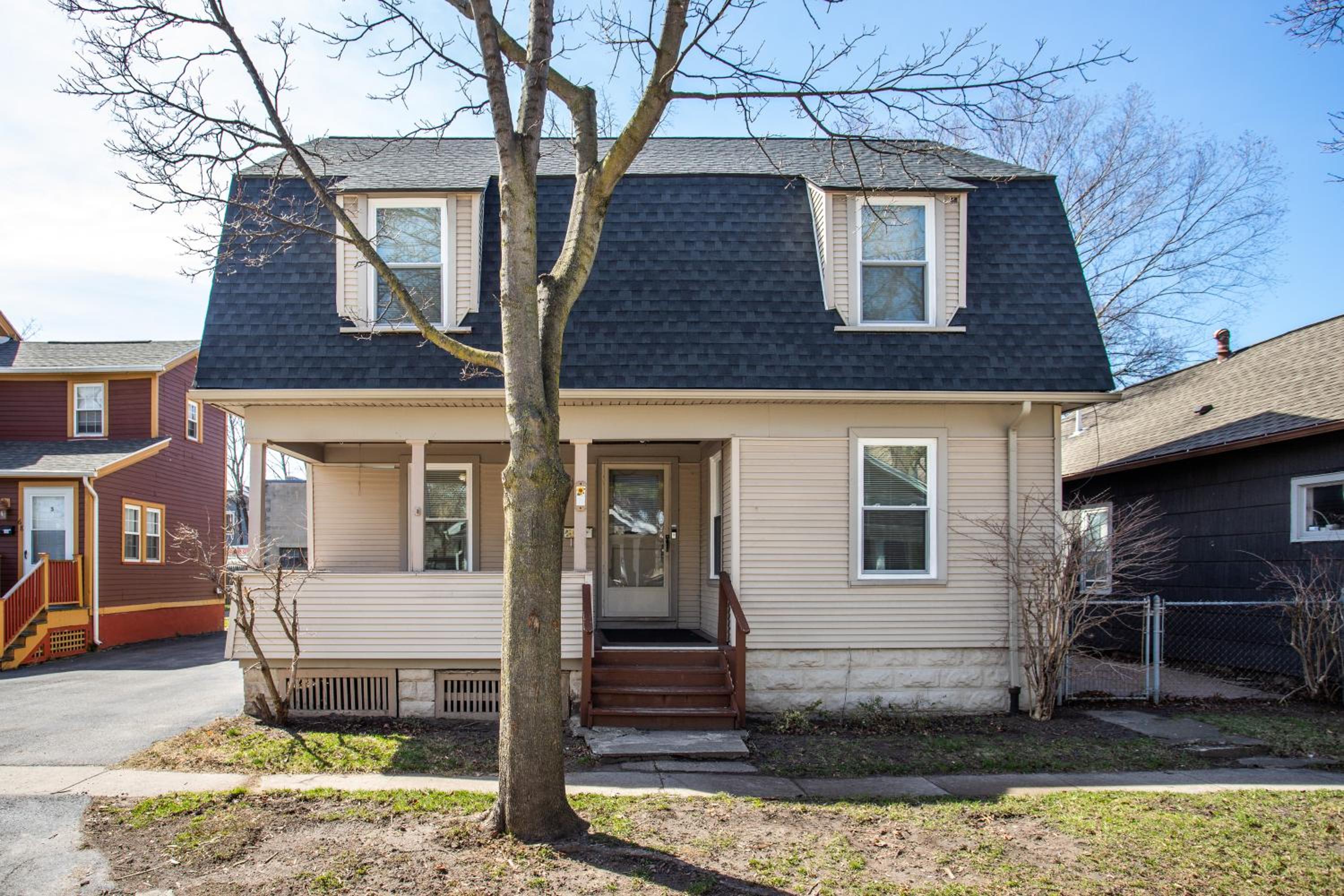 Hotel Spacious Home with In-Unit Laundry, Parking, 1GB WiFi, & Patio Deck - Image 1