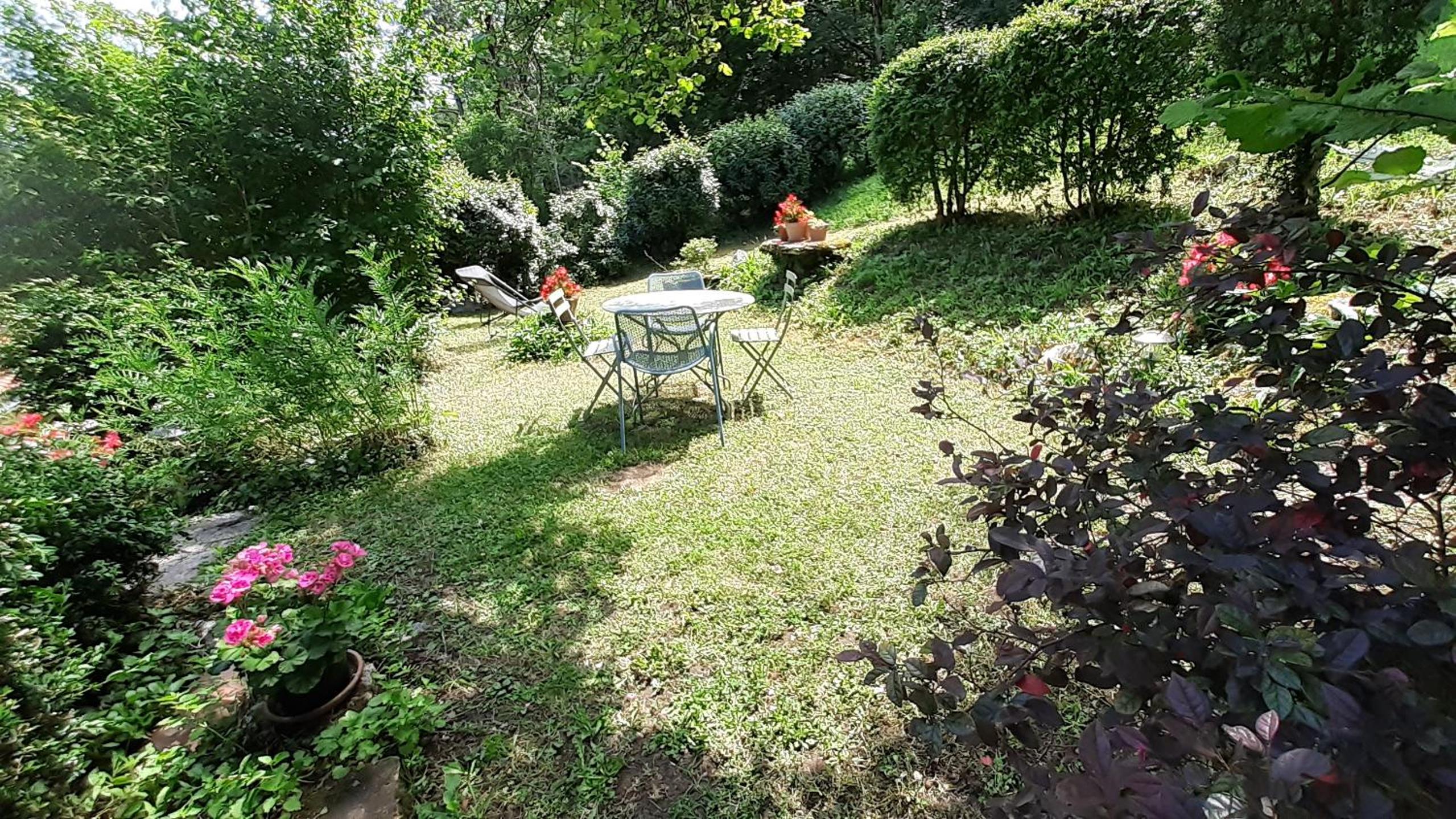 Charme, jardin et vue panoramique en plein coeur de St-Cirq view 3