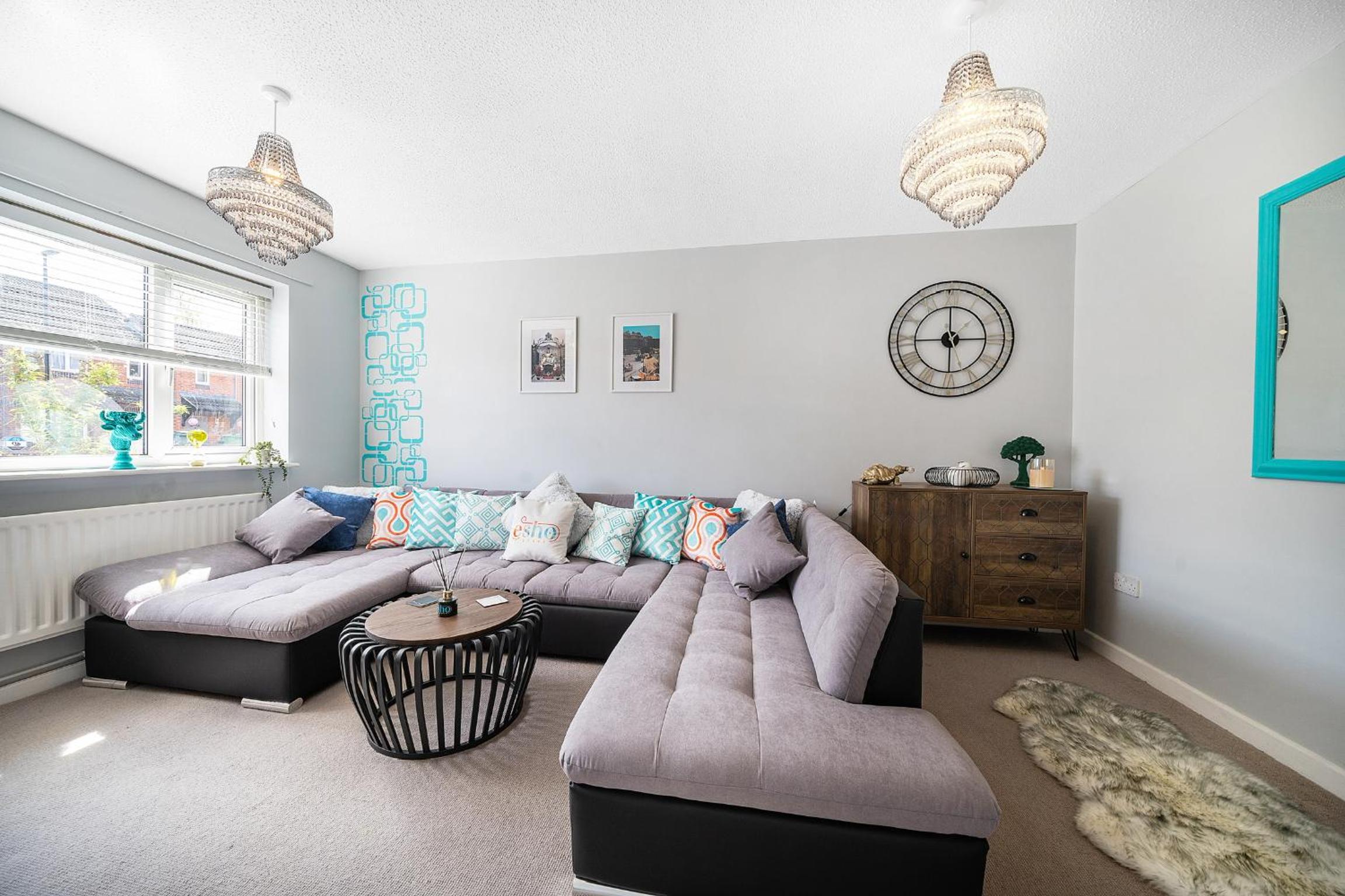 Stylish 3 bed house, large garden, Parking, WiFi - Esho Stays view 2