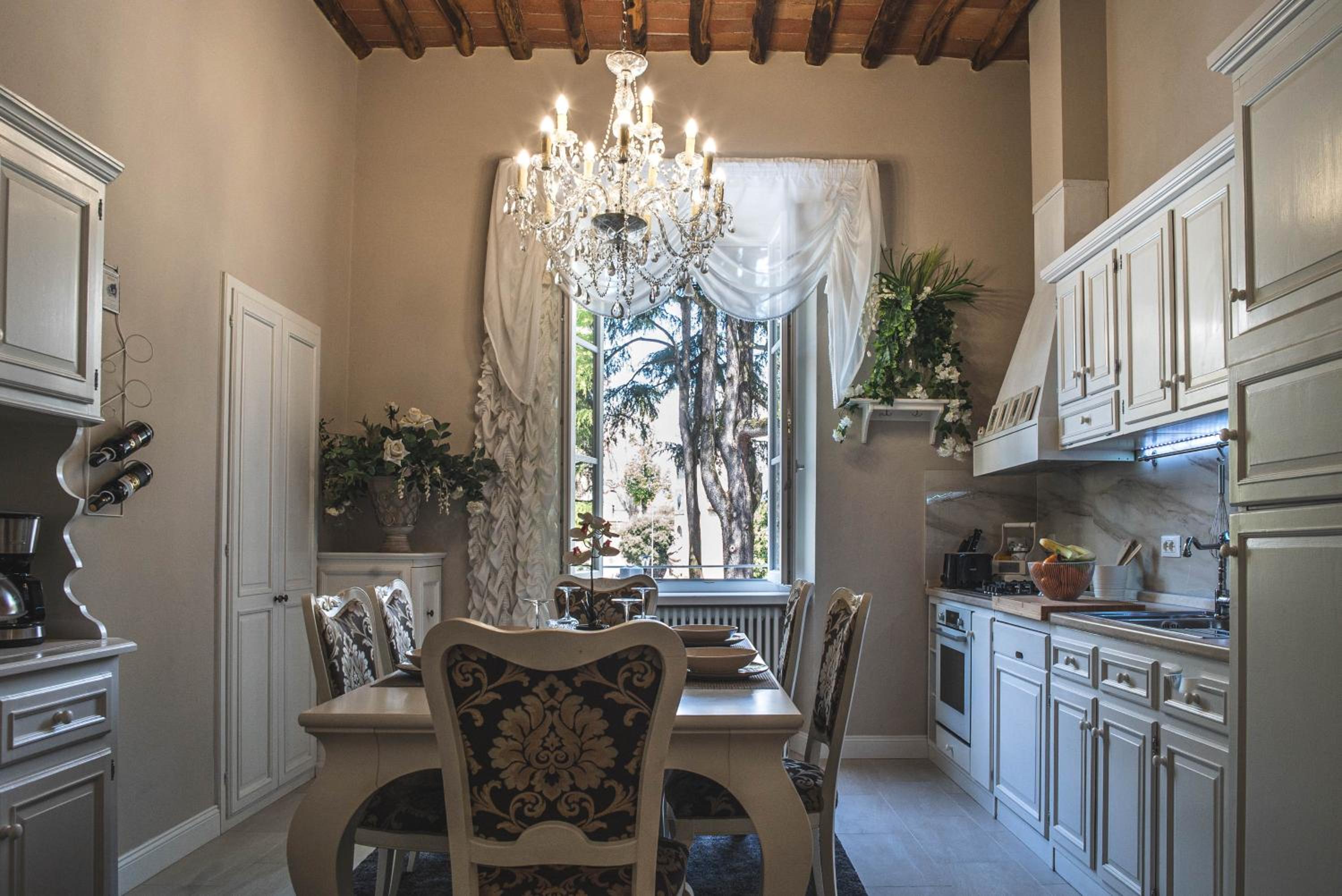 BELVEDERE Luxury Apartment, view on the Lucca Walls