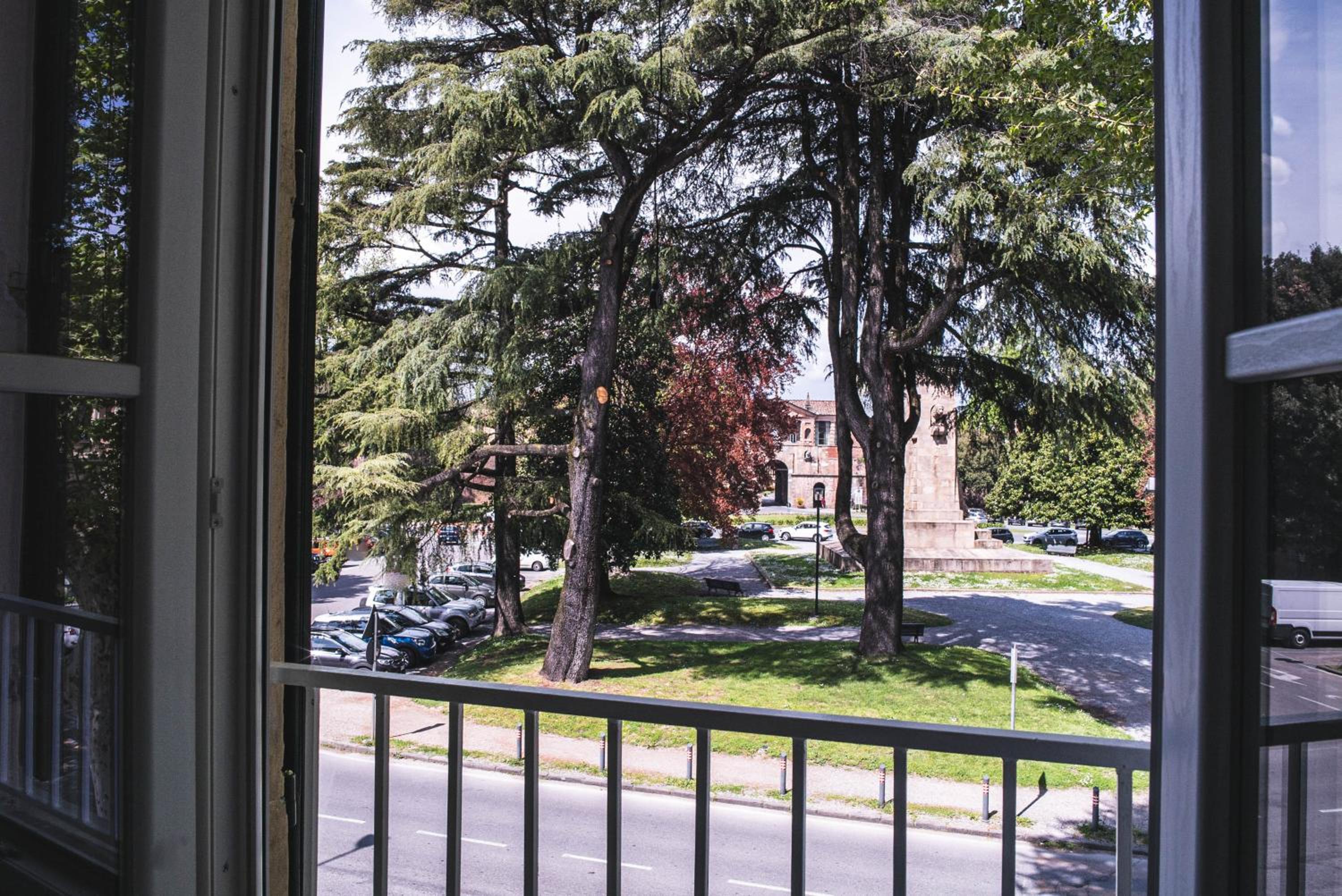 BELVEDERE Luxury Apartment, view on the Lucca Walls