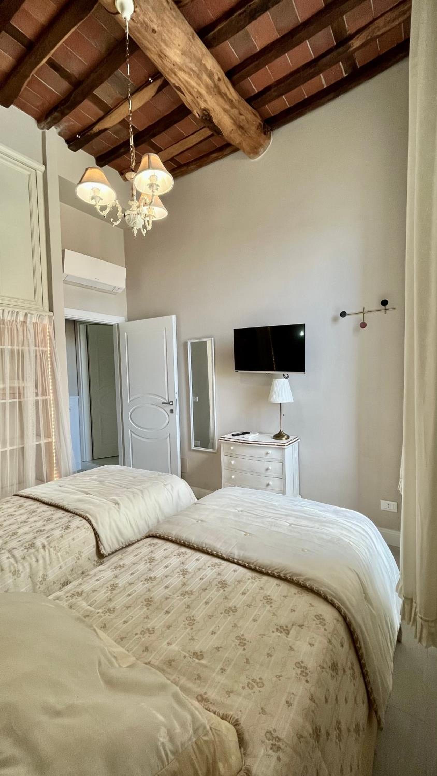 BELVEDERE Luxury Apartment, view on the Lucca Walls