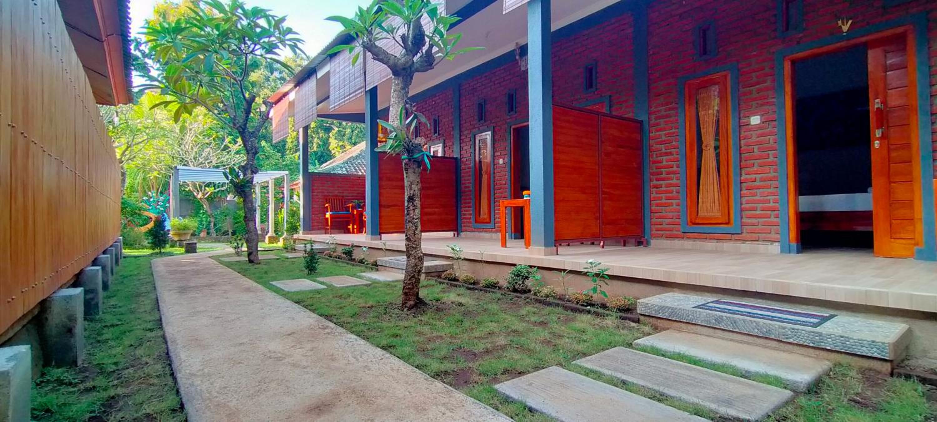 Tunjung guest house lovina beach view 2