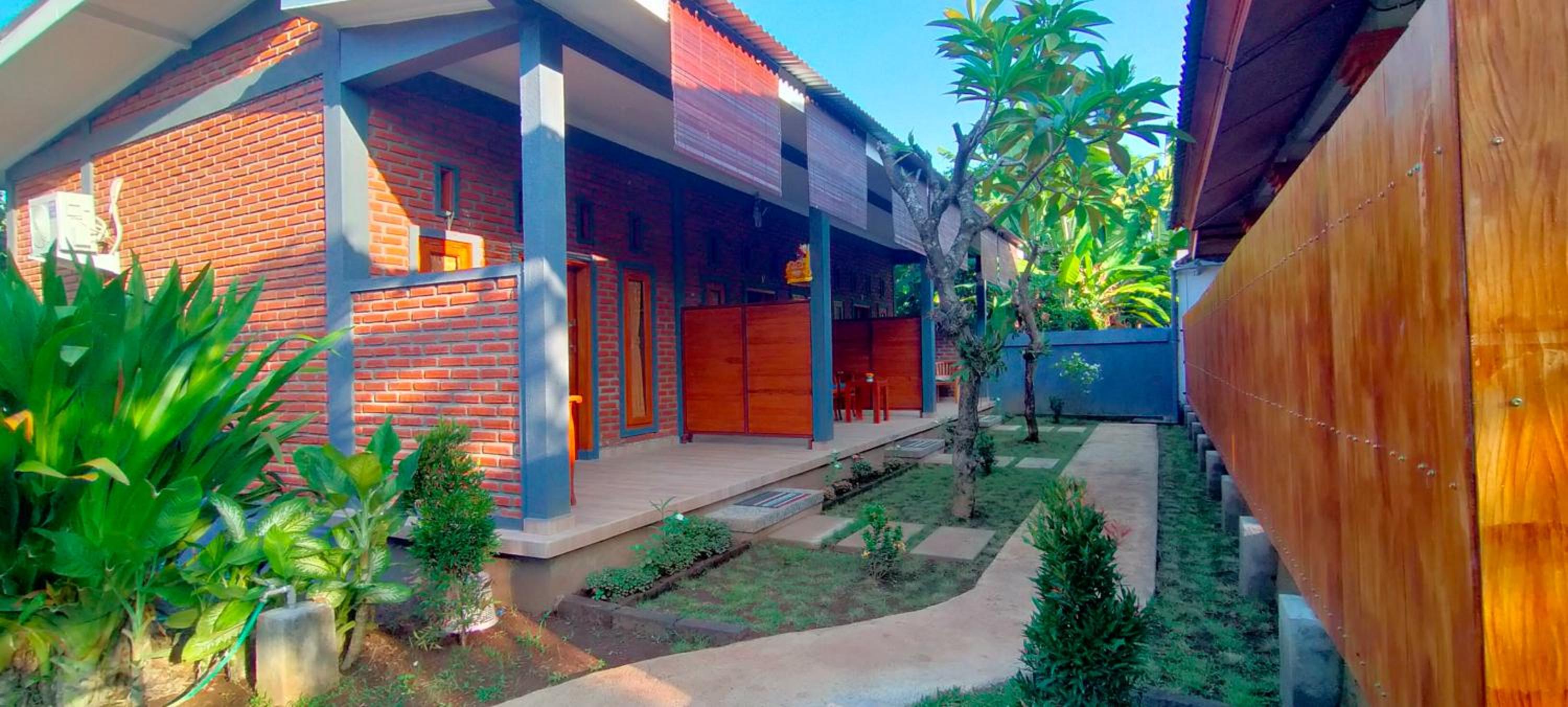 Tunjung guest house lovina beach view 3