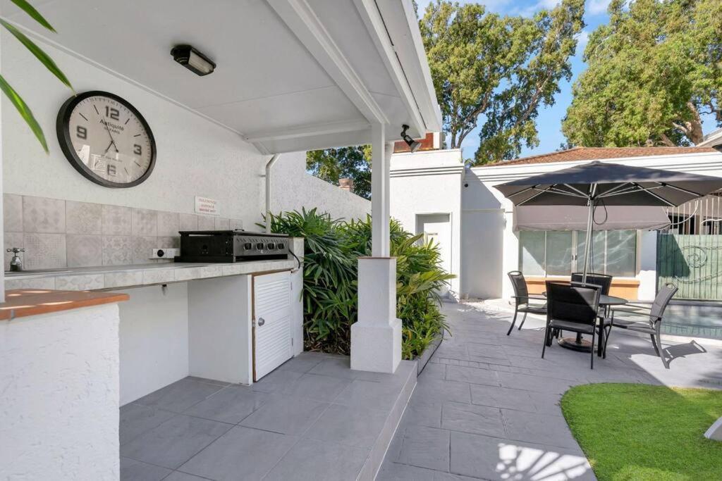 The Palms Retreat - Alassio Beachfront Resort