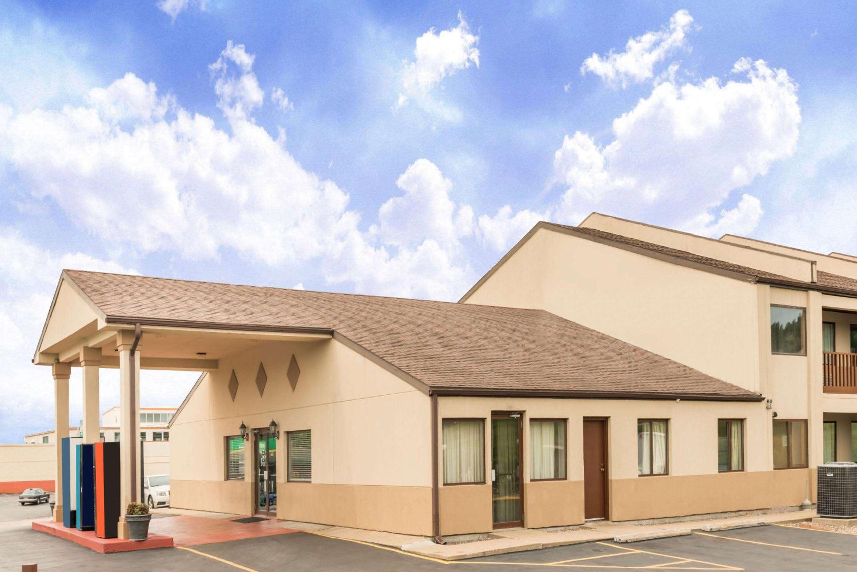Hannibal Vacations - Days Inn by Wyndham Hannibal - Property Image 1