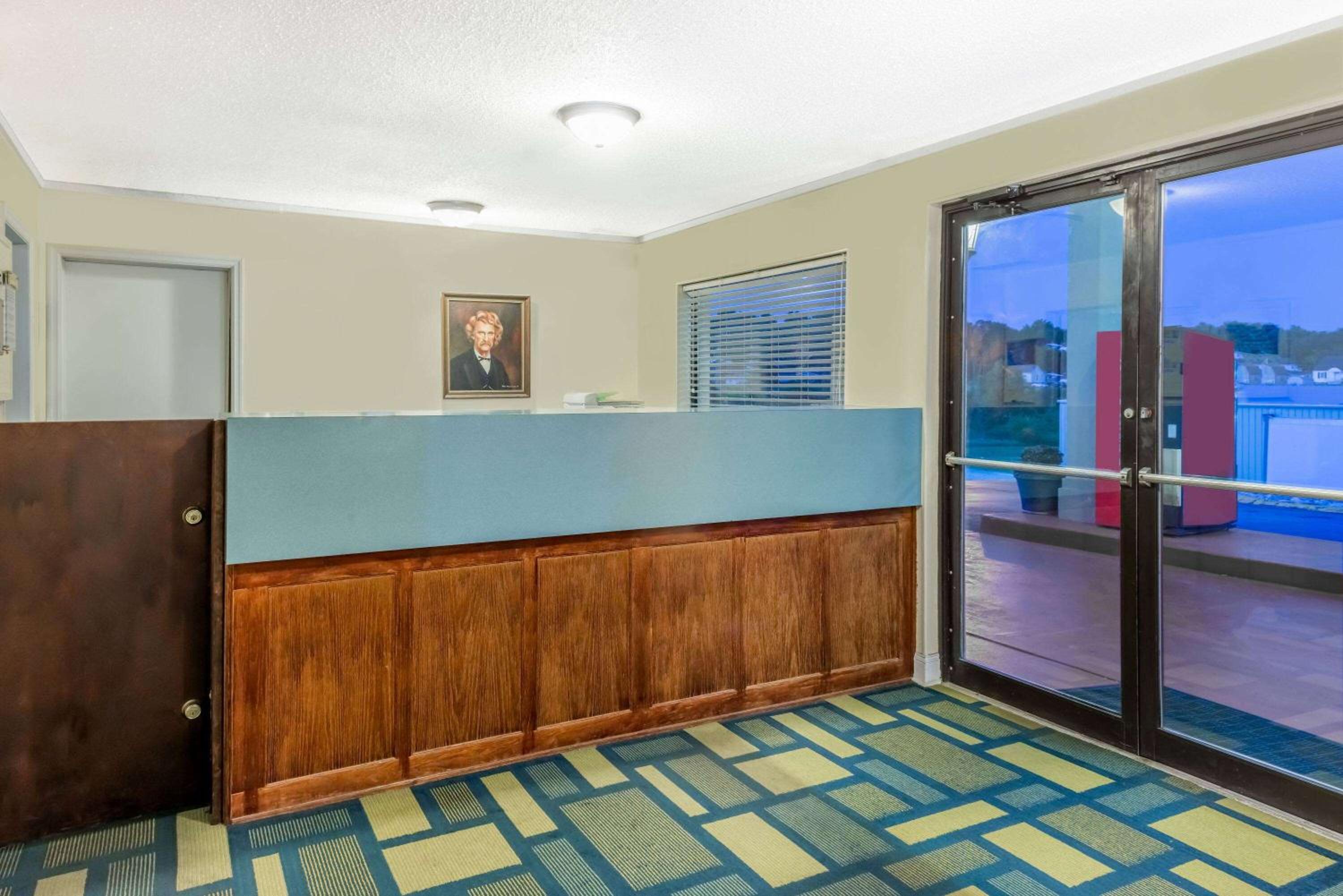 Days Inn by Wyndham Hannibal view 3