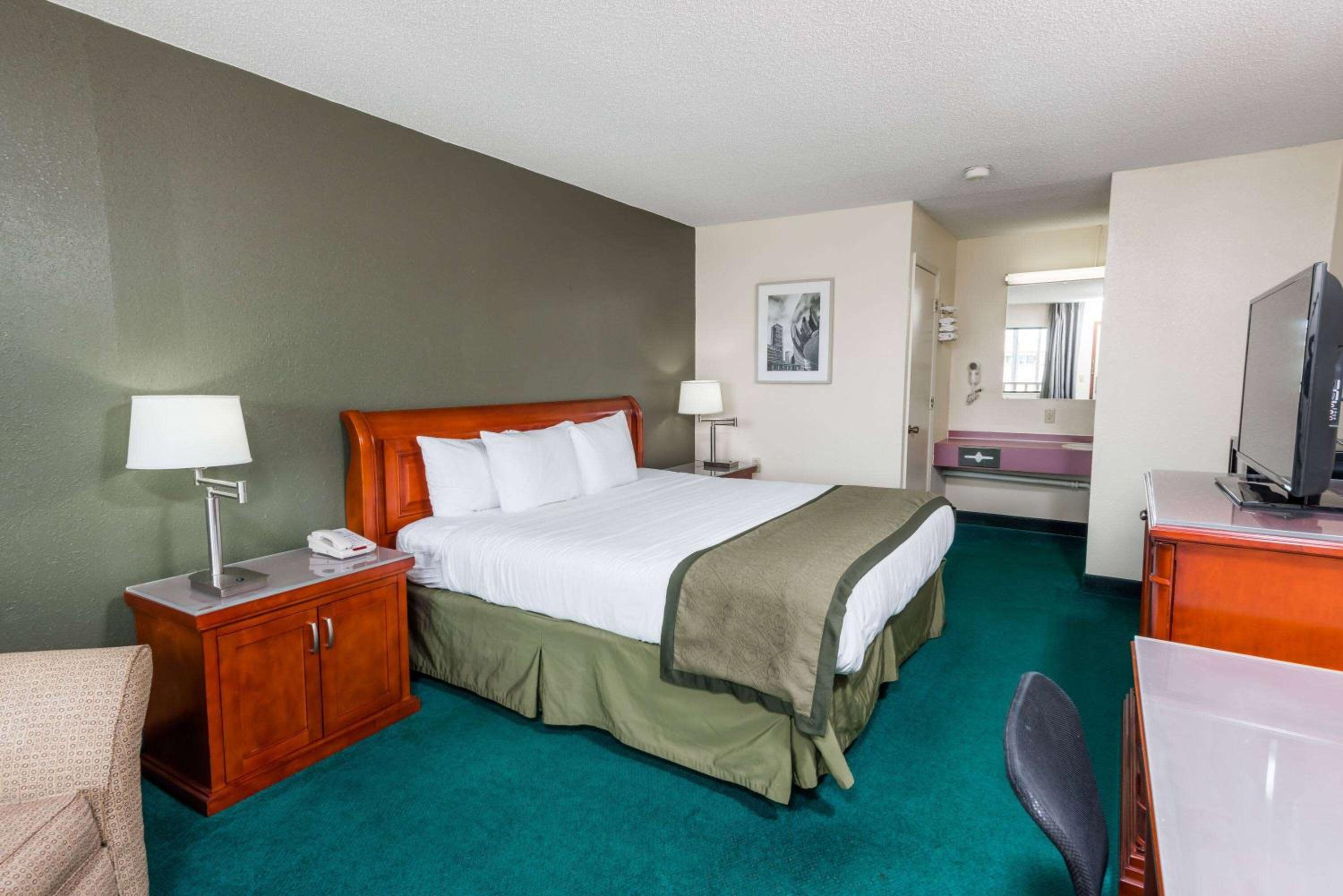 Hannibal Vacations - Days Inn by Wyndham Hannibal - Property Image 3