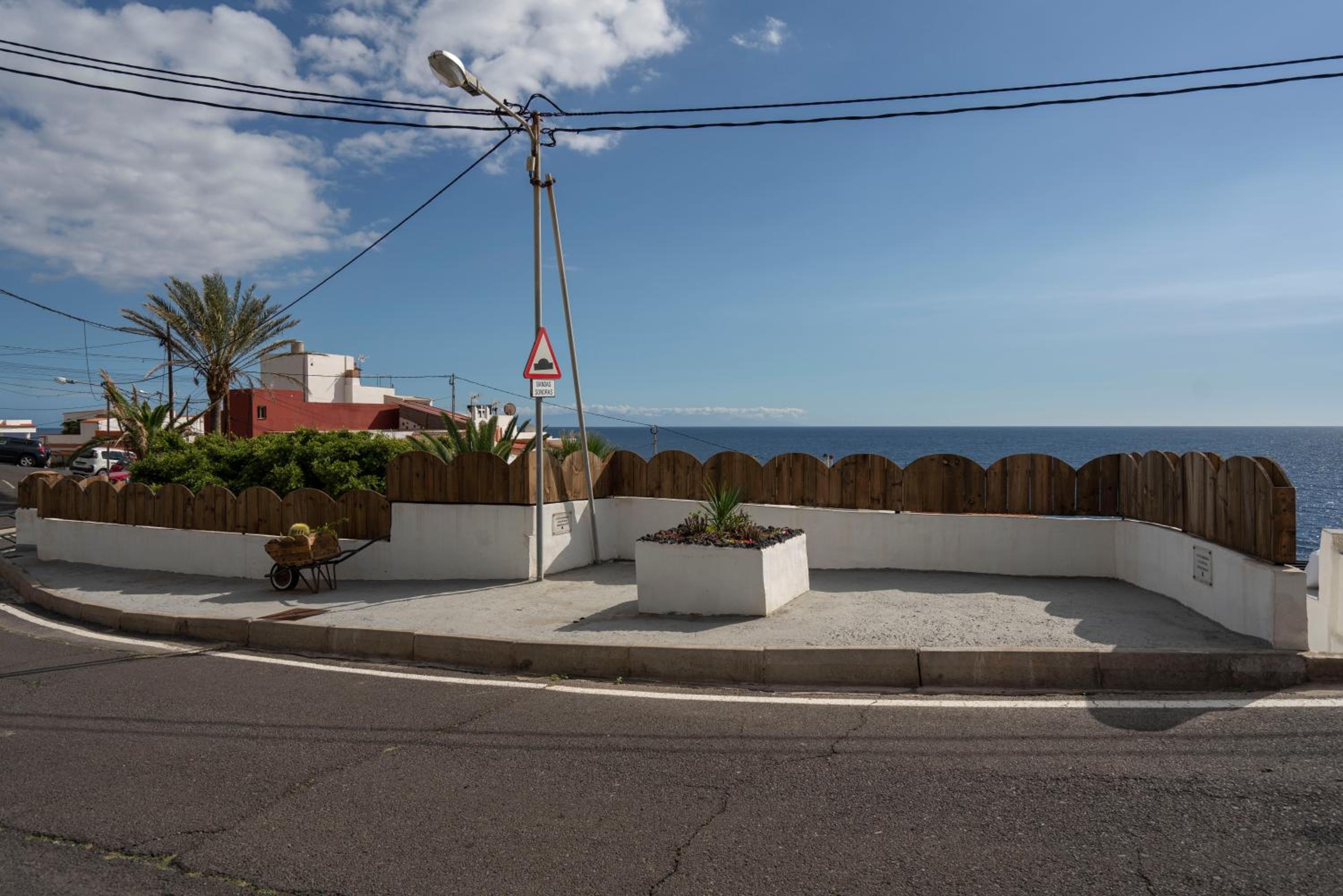 Beachhouse with amazing terrace next to the ocean
