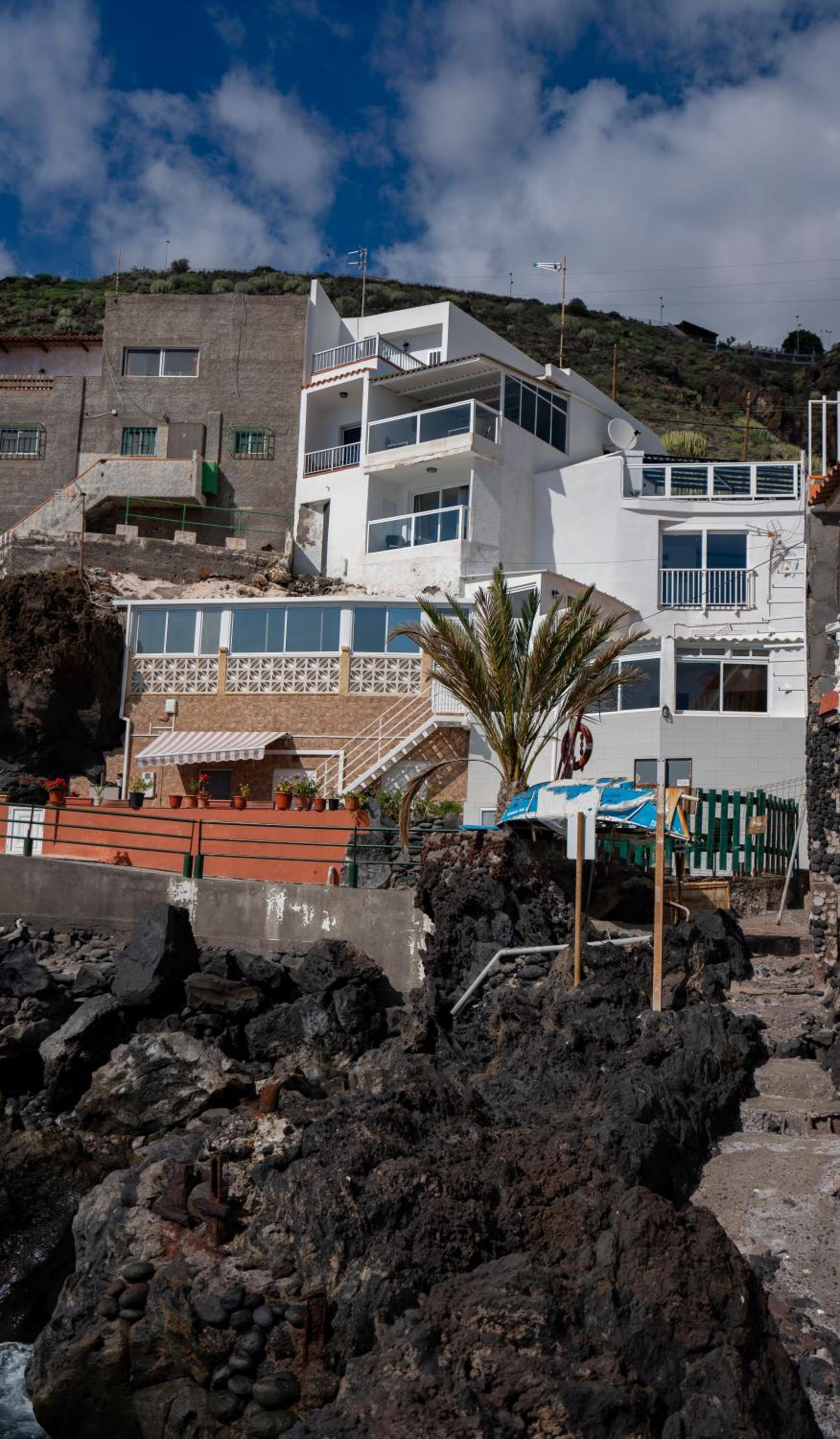 Beachhouse with amazing terrace next to the ocean