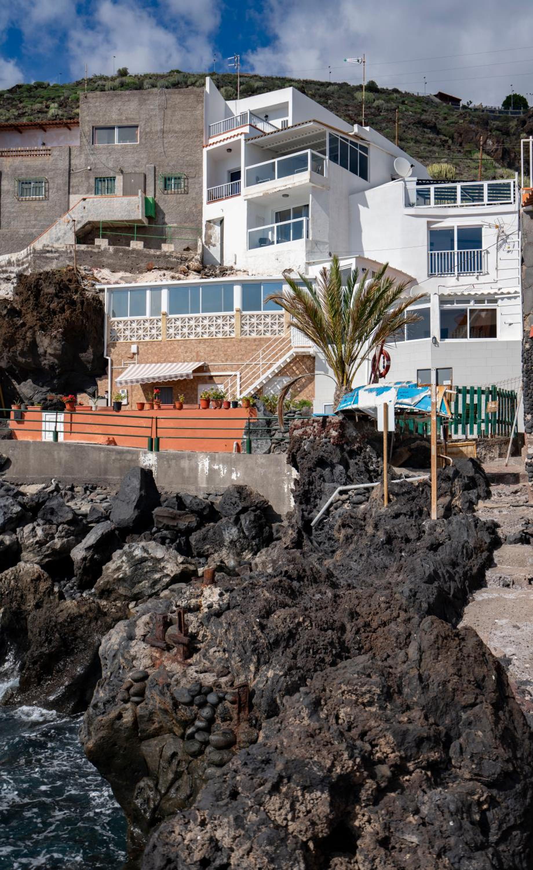 Beachhouse with amazing terrace next to the ocean