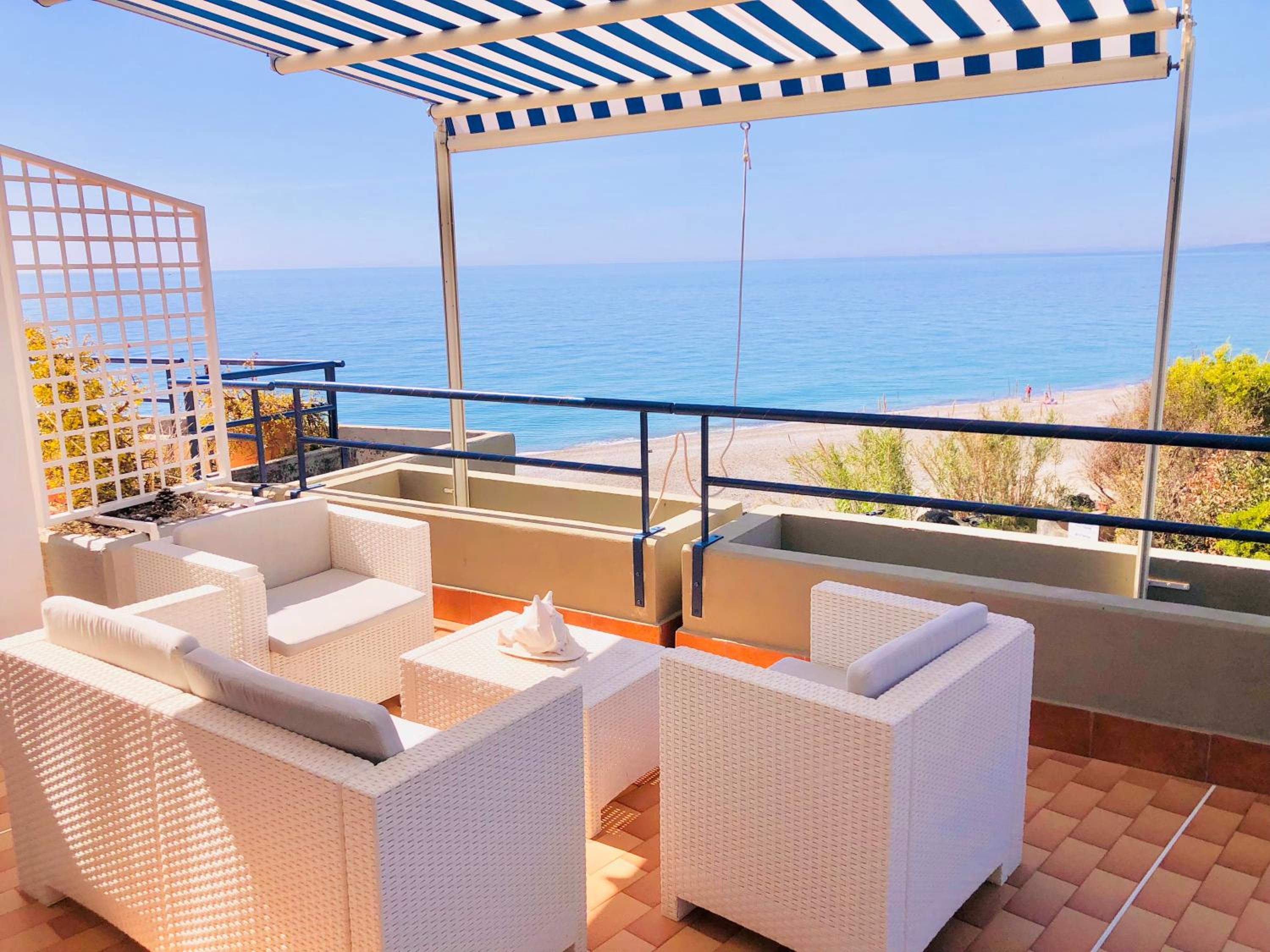 The Dream - Seafront Loft photo 4