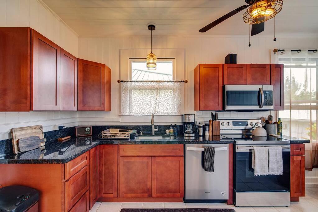 NEW Paddler's Inn- 3BR Hilo Downtown view 2