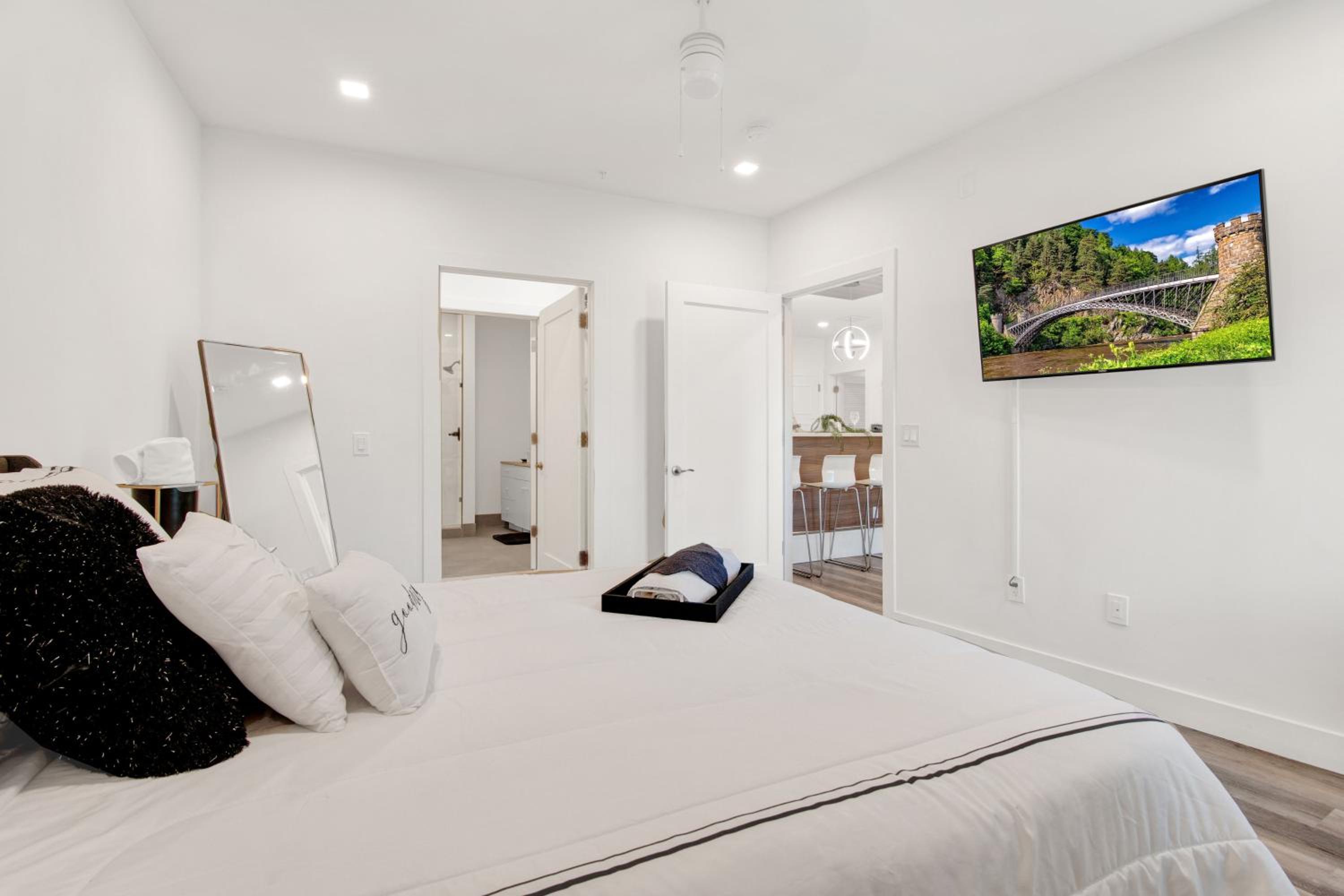Nest Away 2 Queen near EWR-Penn- Free Parking view 3