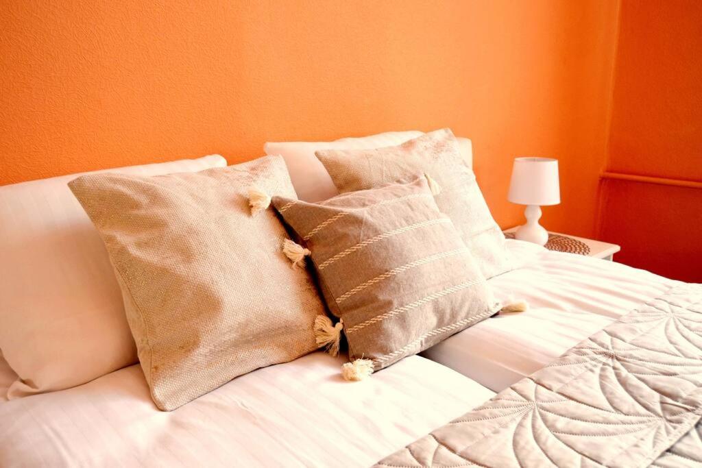Spacious Old Town Family & Friends Peachy Two bedrooms Apartment, Nearby the Riga Presidential Castle