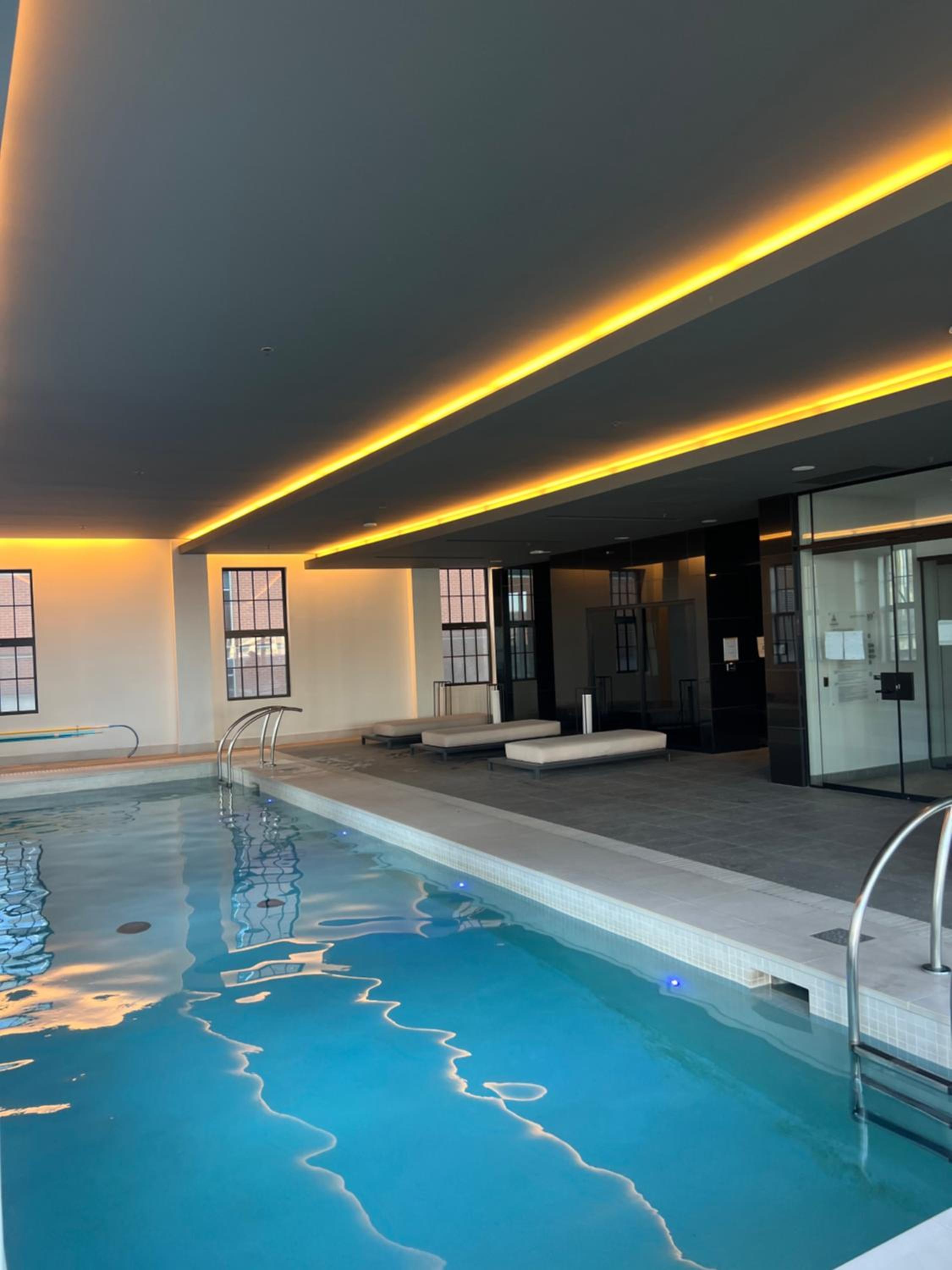 Beautiful one bedroom downtown Condo with pool and free parking