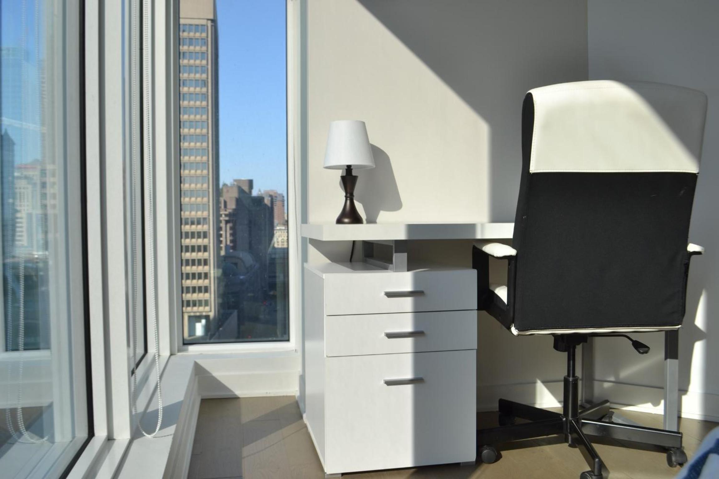 Beautiful one bedroom downtown Condo with pool and free parking