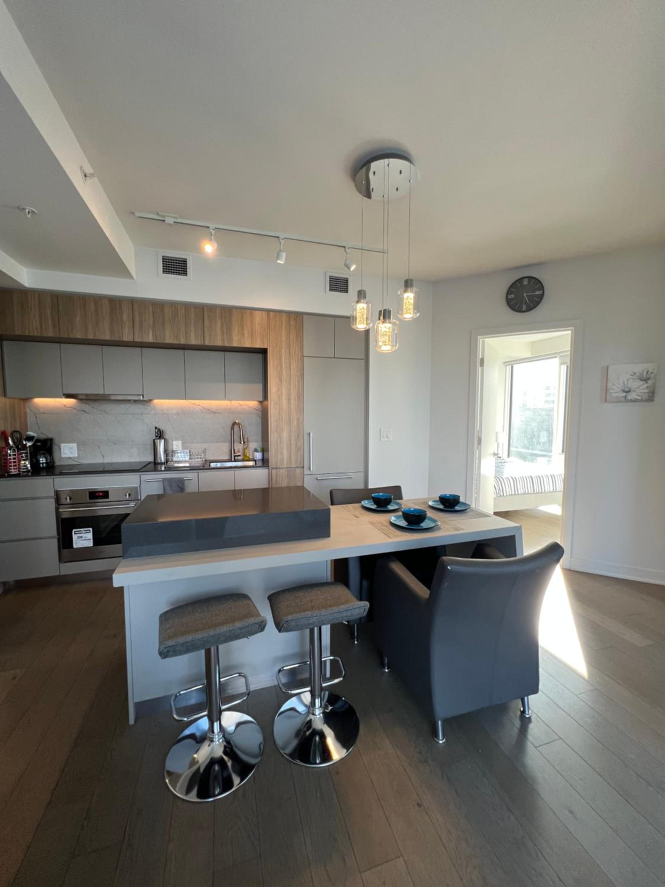Beautiful one bedroom downtown Condo with pool and free parking