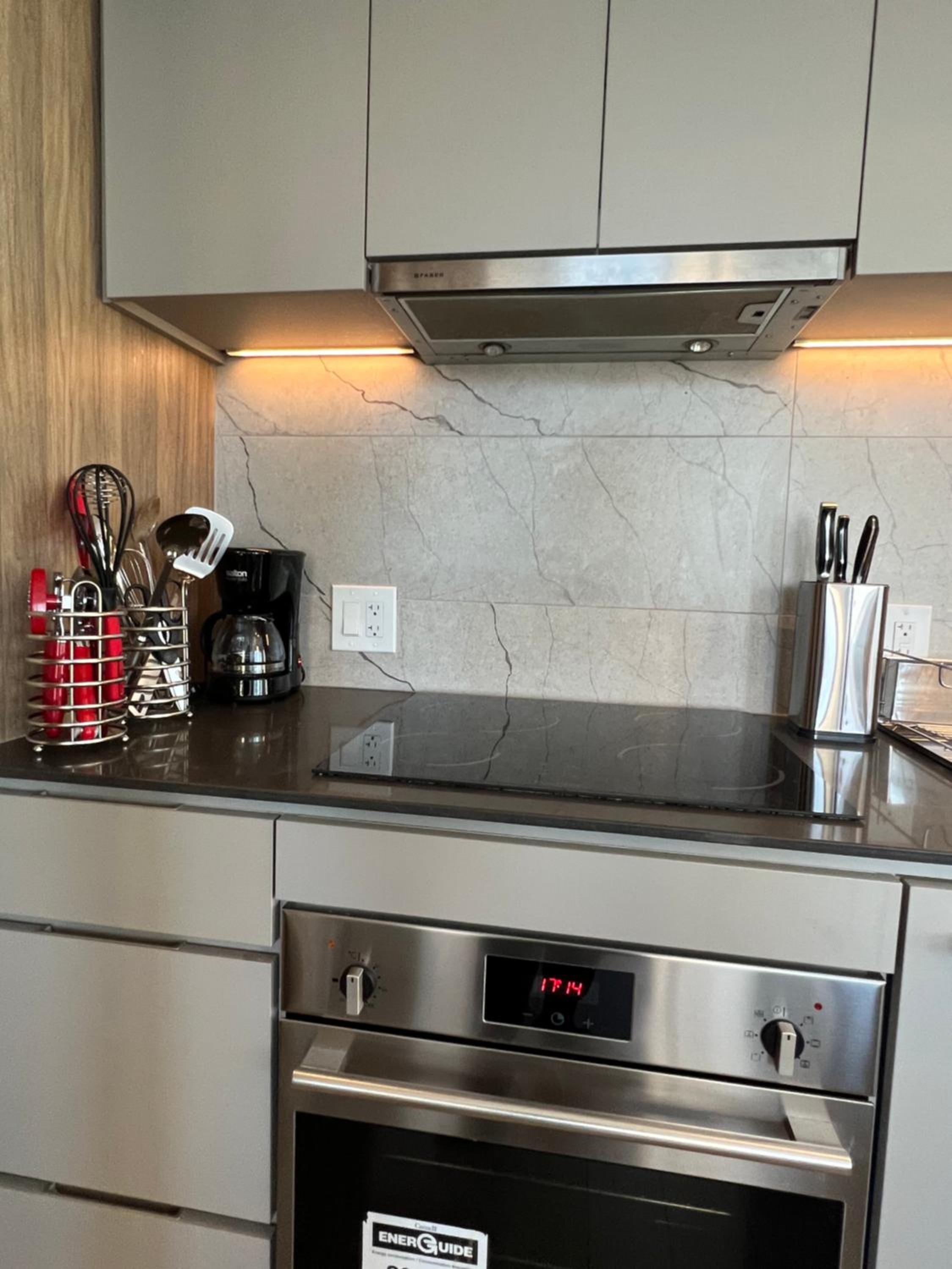 Beautiful one bedroom downtown Condo with pool and free parking