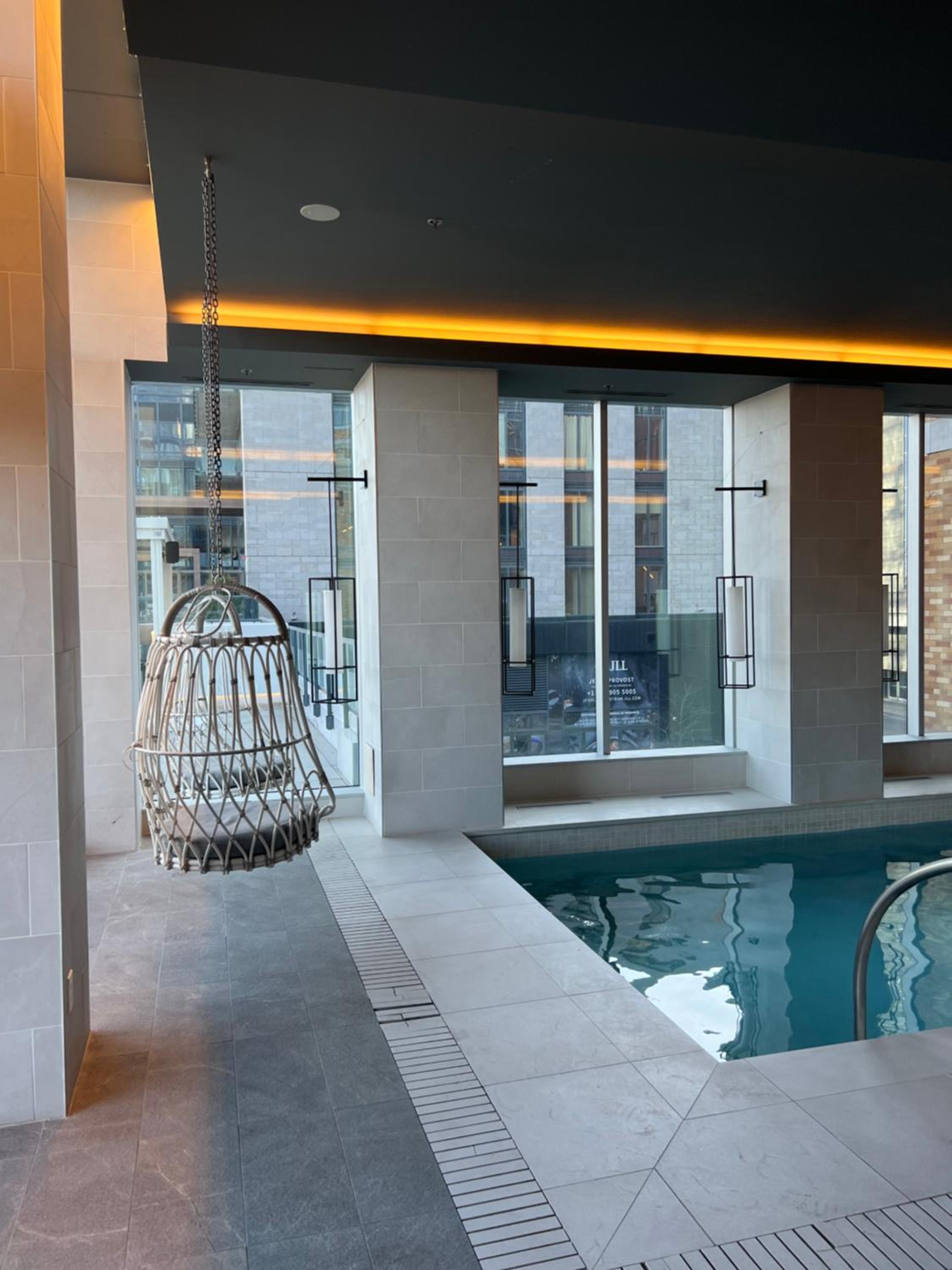 Beautiful one bedroom downtown Condo with pool and free parking