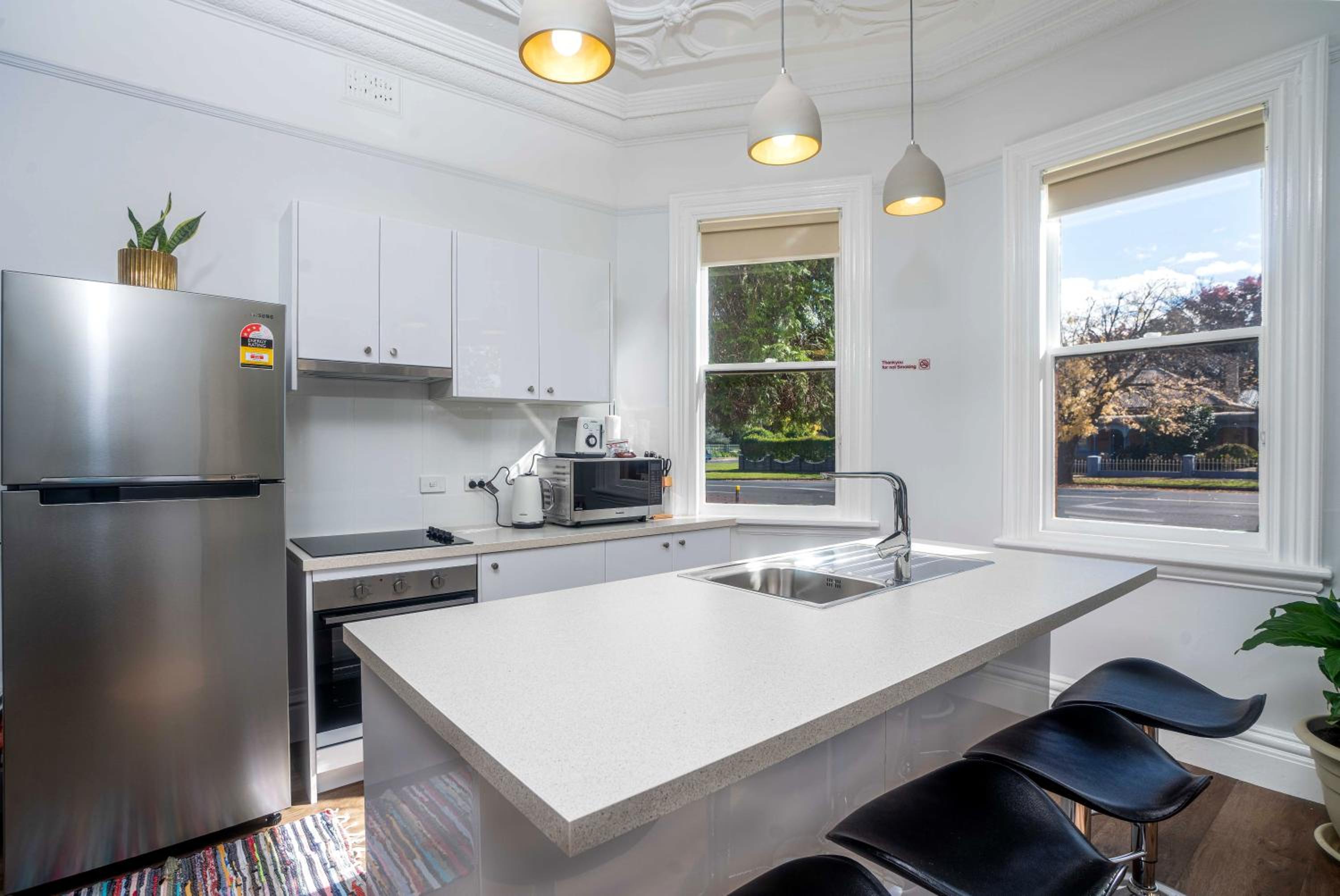 King & Queen Bed - Apartment on Summer Near Cook Park - CBD