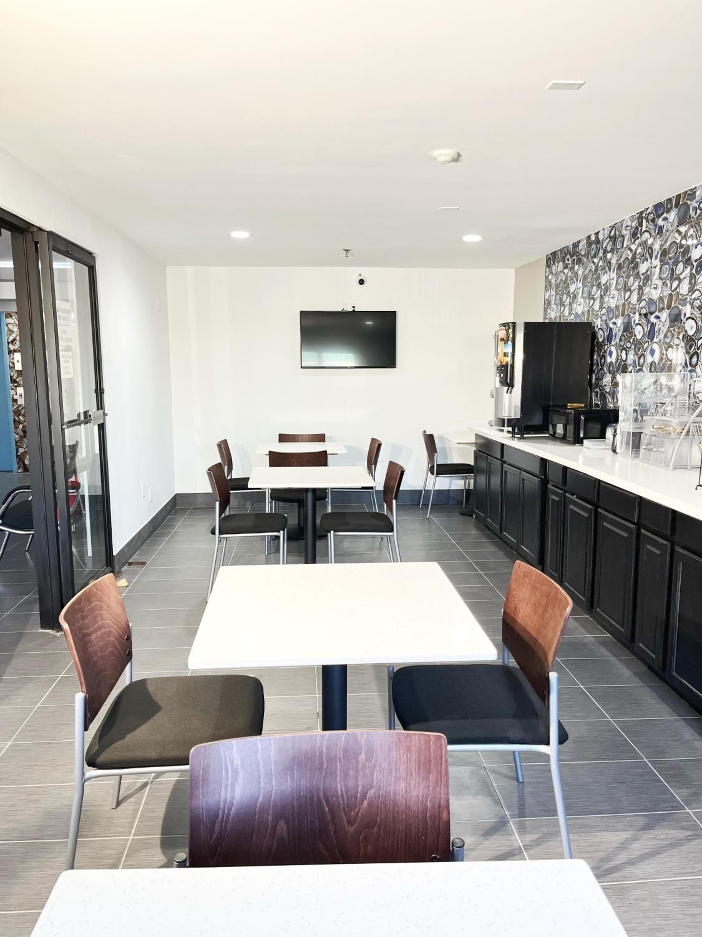 Peoria Vacations - Super 8 by Wyndham Peoria - Property Image 20
