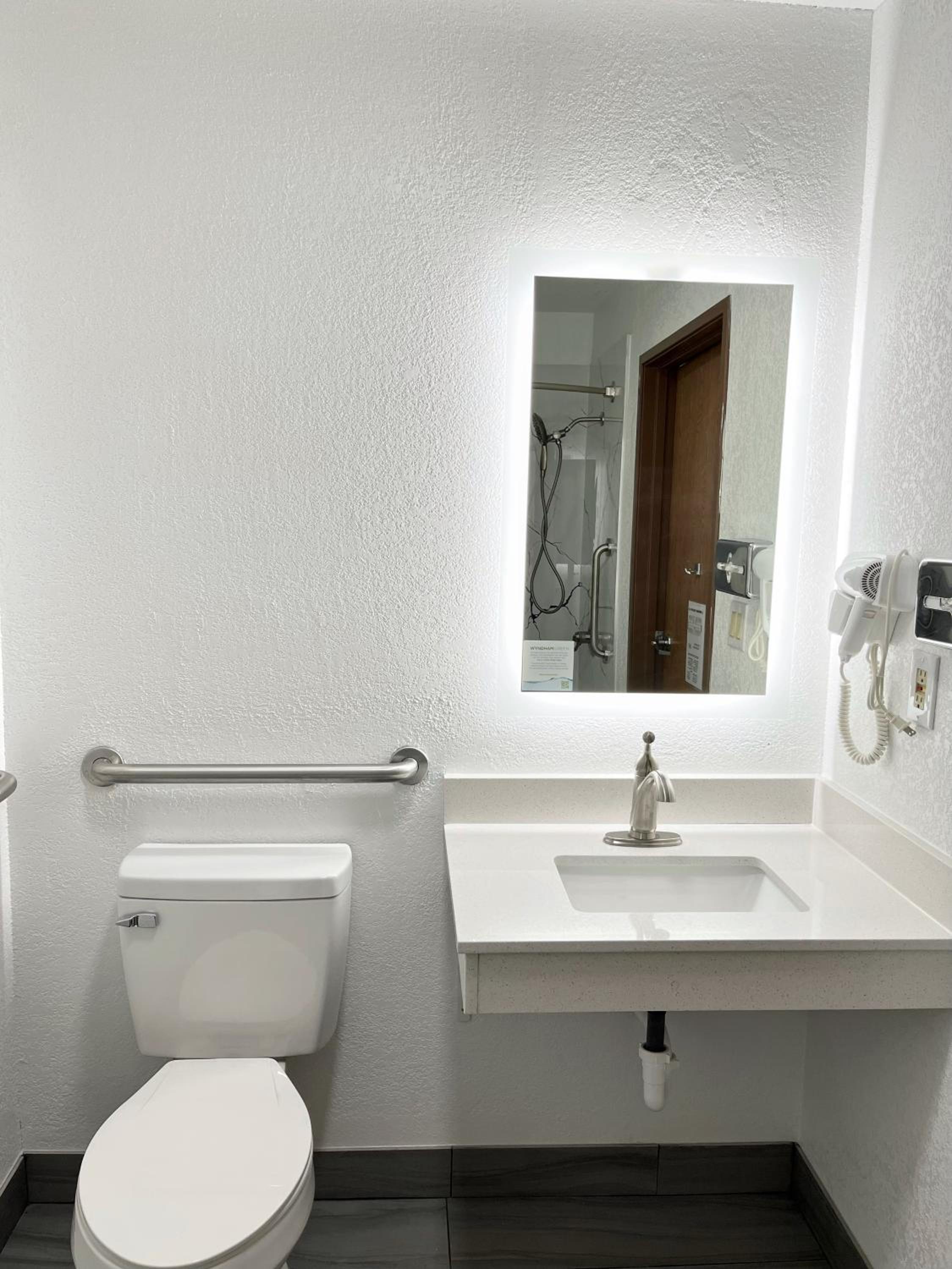 Peoria Vacations - Super 8 by Wyndham Peoria - Property Image 15
