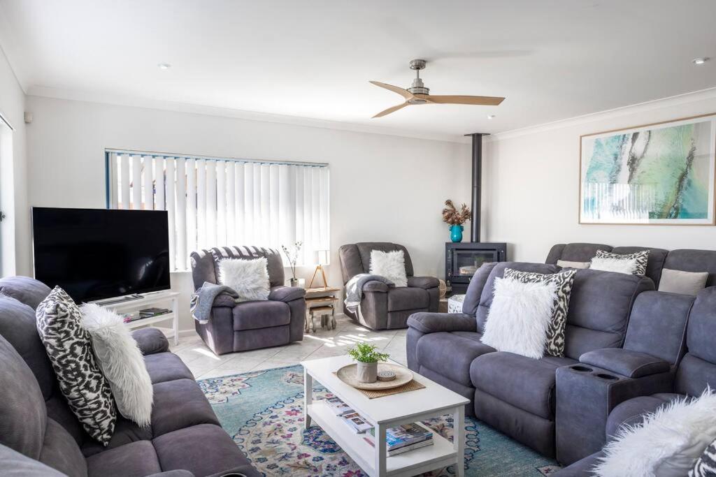 Large 3 Bedroom - Water Views & Walk to Beach