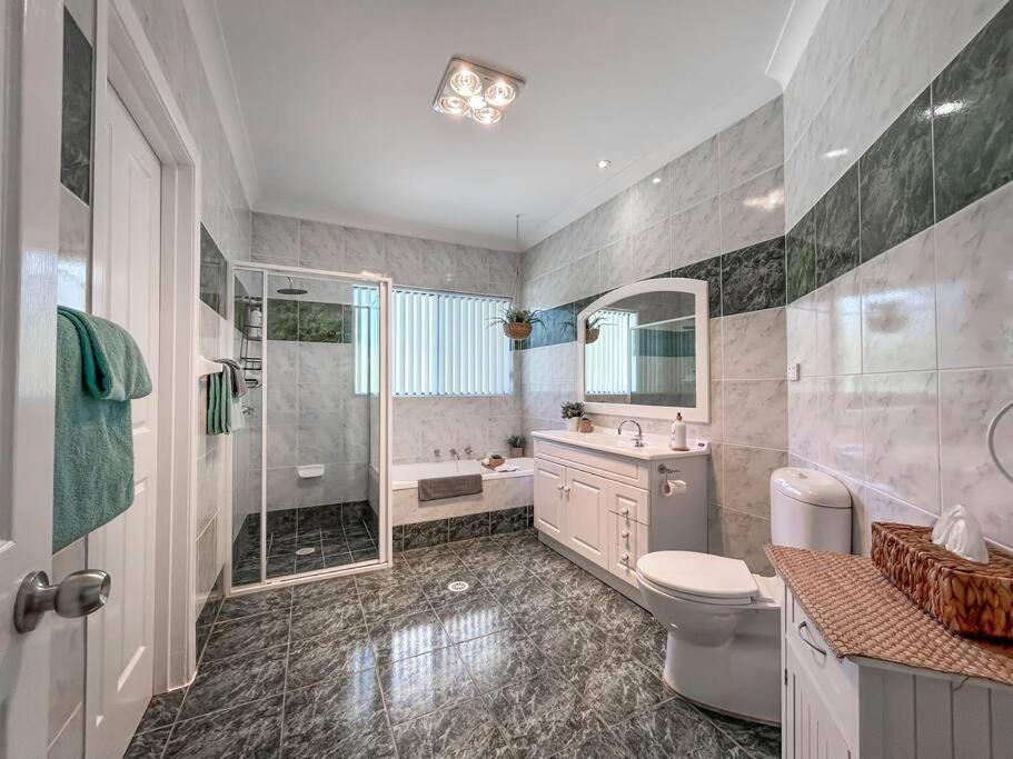 Large 3 Bedroom - Water Views & Walk to Beach