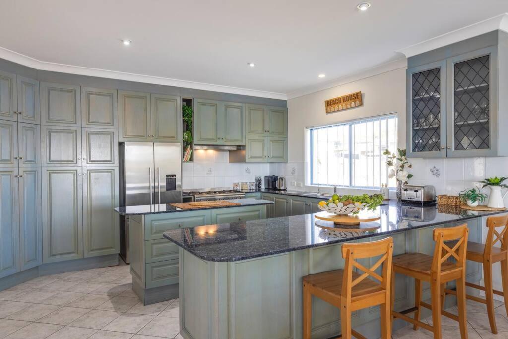 Large 3 Bedroom - Water Views & Walk to Beach