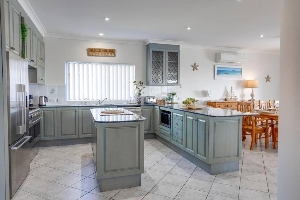 Large 3 Bedroom - Water Views & Walk to Beach